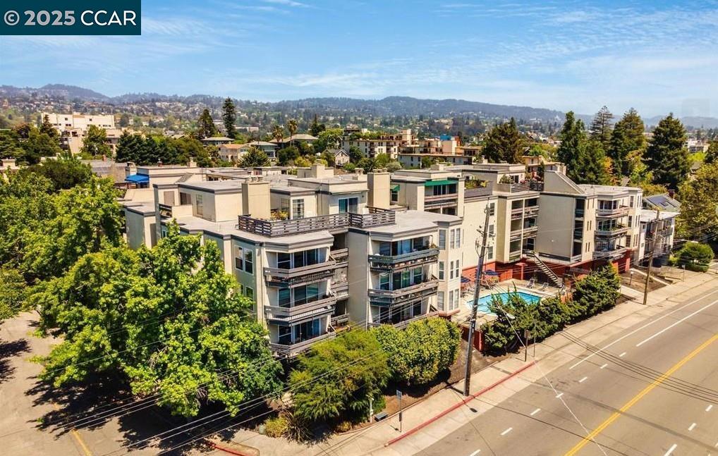 Oakland, California, 94610, United States, 2 Bedrooms Bedrooms, ,2 BathroomsBathrooms,Residential,For Sale,1984718