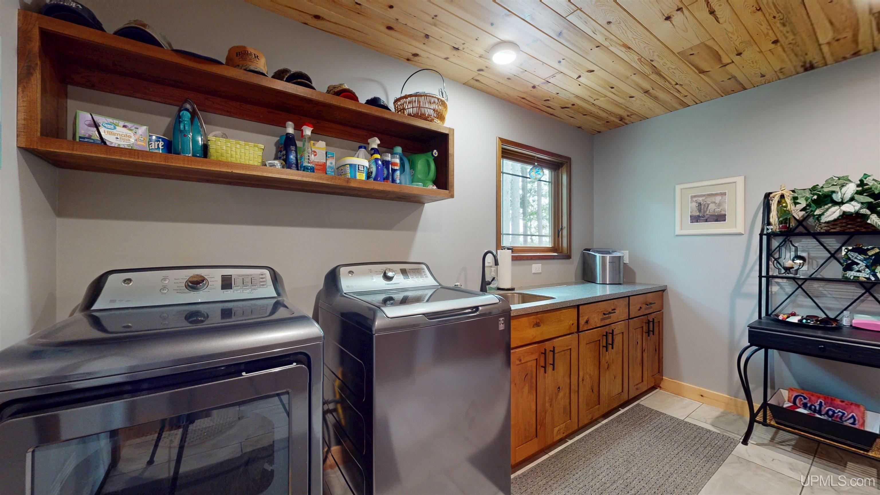 Marquette, Michigan, 49855, United States, 2 Bedrooms Bedrooms, ,4 BathroomsBathrooms,Residential,For Sale,1892873