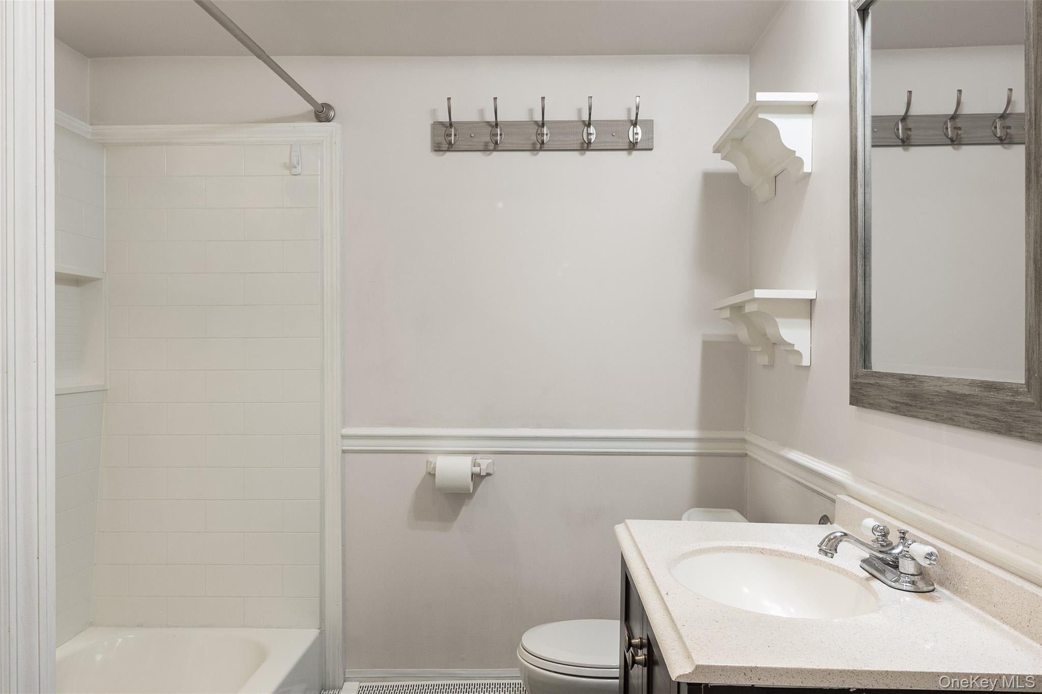 East Moriches, New York, 11940, United States, 6 Bedrooms Bedrooms, ,4 BathroomsBathrooms,Residential,For Sale,1994903