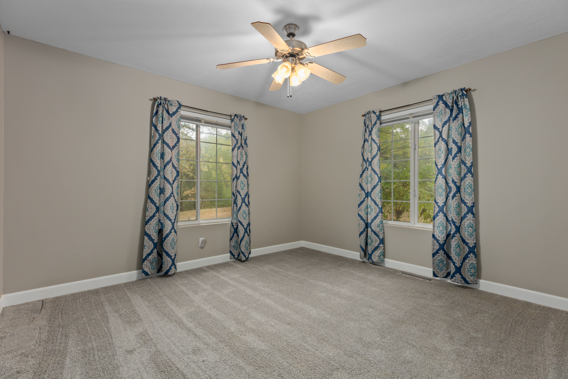 Litchfield, Illinois, 62056, United States, 5 Bedrooms Bedrooms, ,4 BathroomsBathrooms,Residential,For Sale,1979153