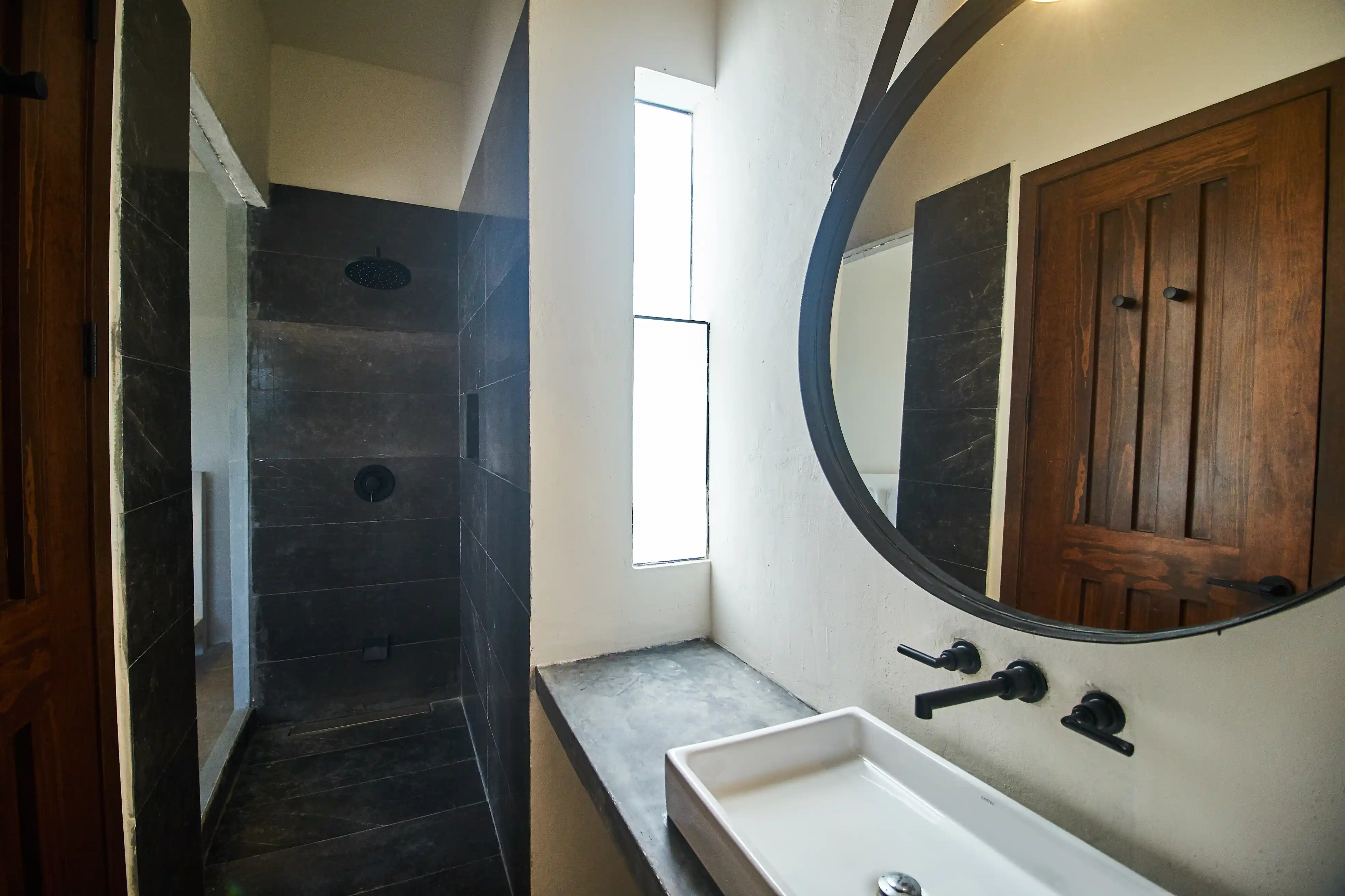  Turnkey Investment: 13-Unit Complex at Market Price - 物件實景