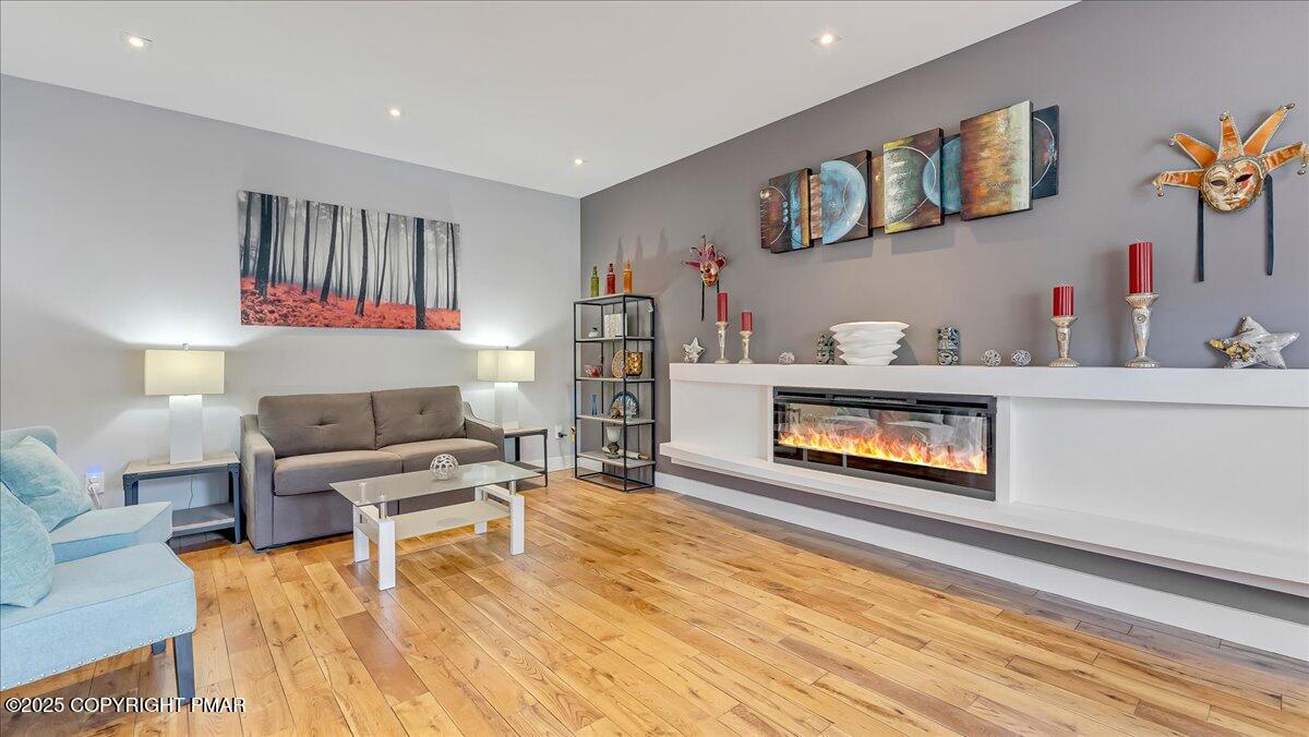 East Stroudsburg, Pennsylvania, 18302, United States, 5 Bedrooms Bedrooms, ,4 BathroomsBathrooms,Residential,For Sale,1980579