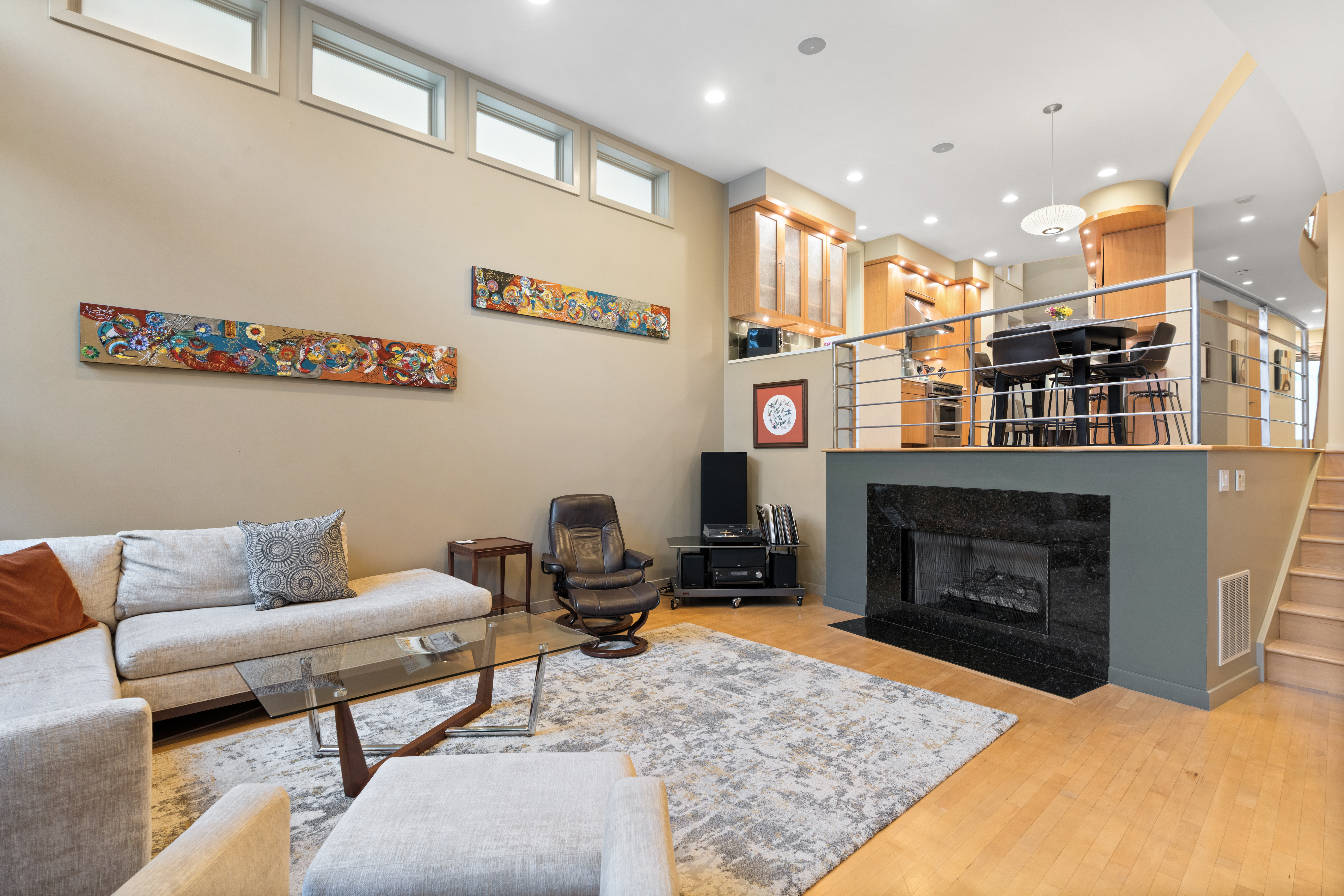  Architecturally Distinctive and Flooded with Natural Light - 物件實景