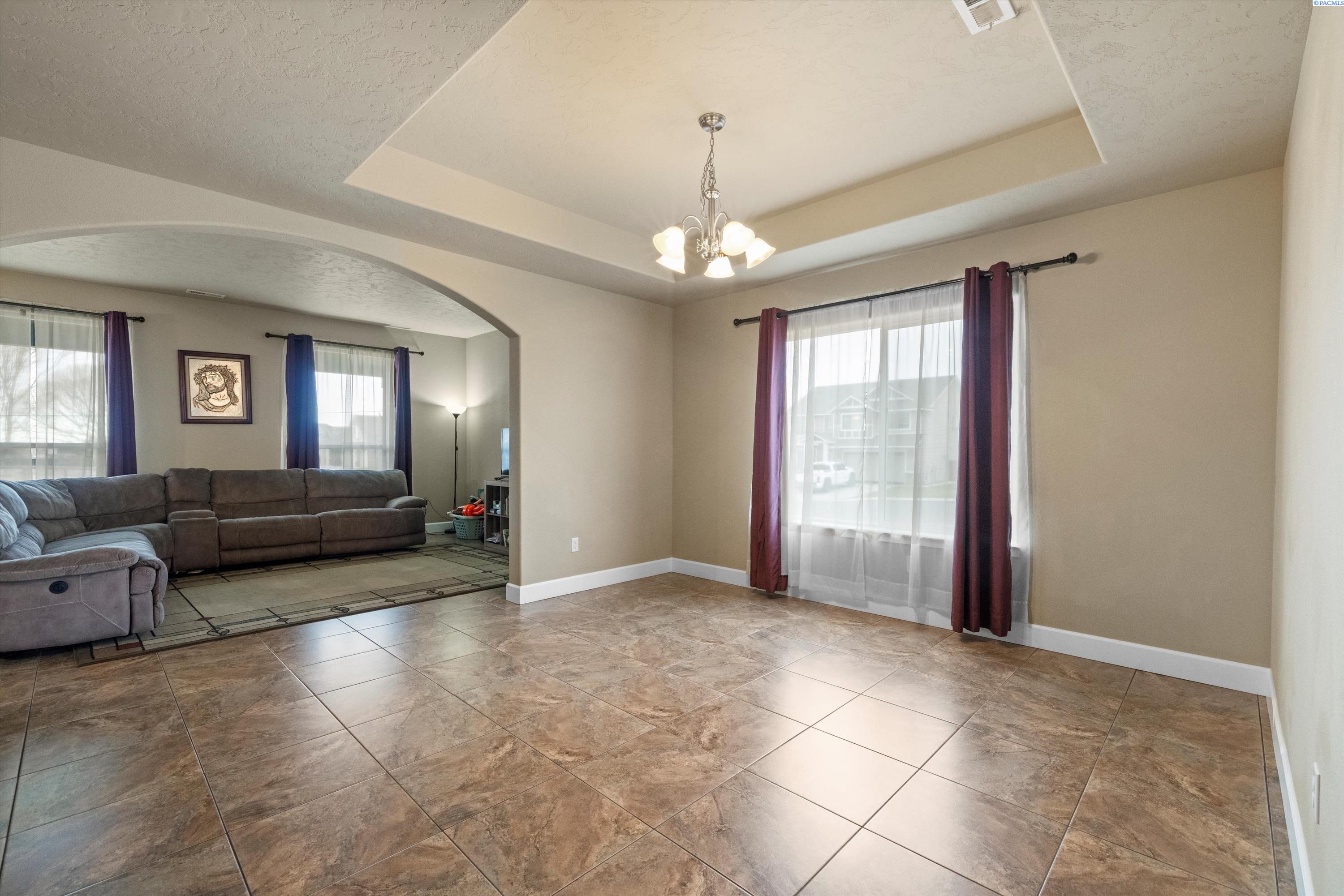 Pasco, Washington, 99301, United States, 6 Bedrooms Bedrooms, ,3 BathroomsBathrooms,Residential,For Sale,1705184