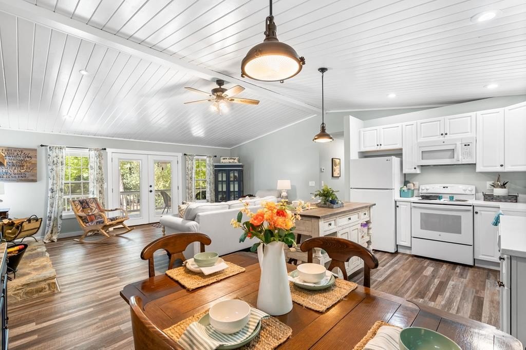 Murphy, North Carolina, 28906, United States, 2 Bedrooms Bedrooms, ,2 BathroomsBathrooms,Residential,For Sale,1976149