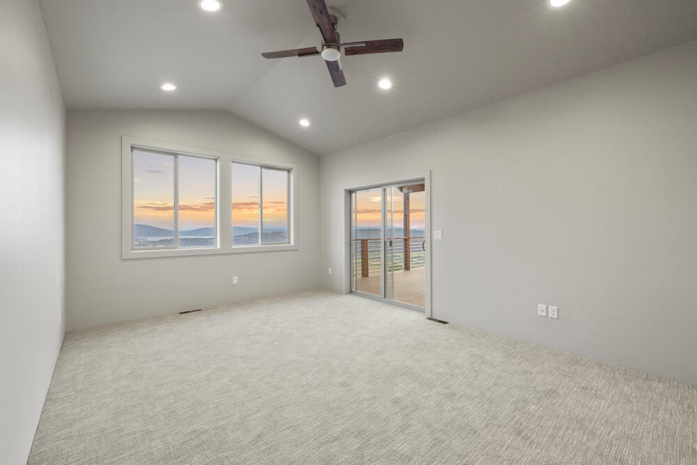 Klamath Falls, Oregon, 97601, United States, 3 Bedrooms Bedrooms, ,4 BathroomsBathrooms,Residential,For Sale,1794380