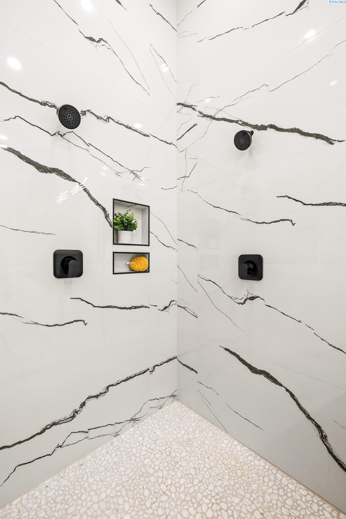 Kennewick, Washington, 99338, United States, 4 Bedrooms Bedrooms, ,6 BathroomsBathrooms,Residential,For Sale,1981644