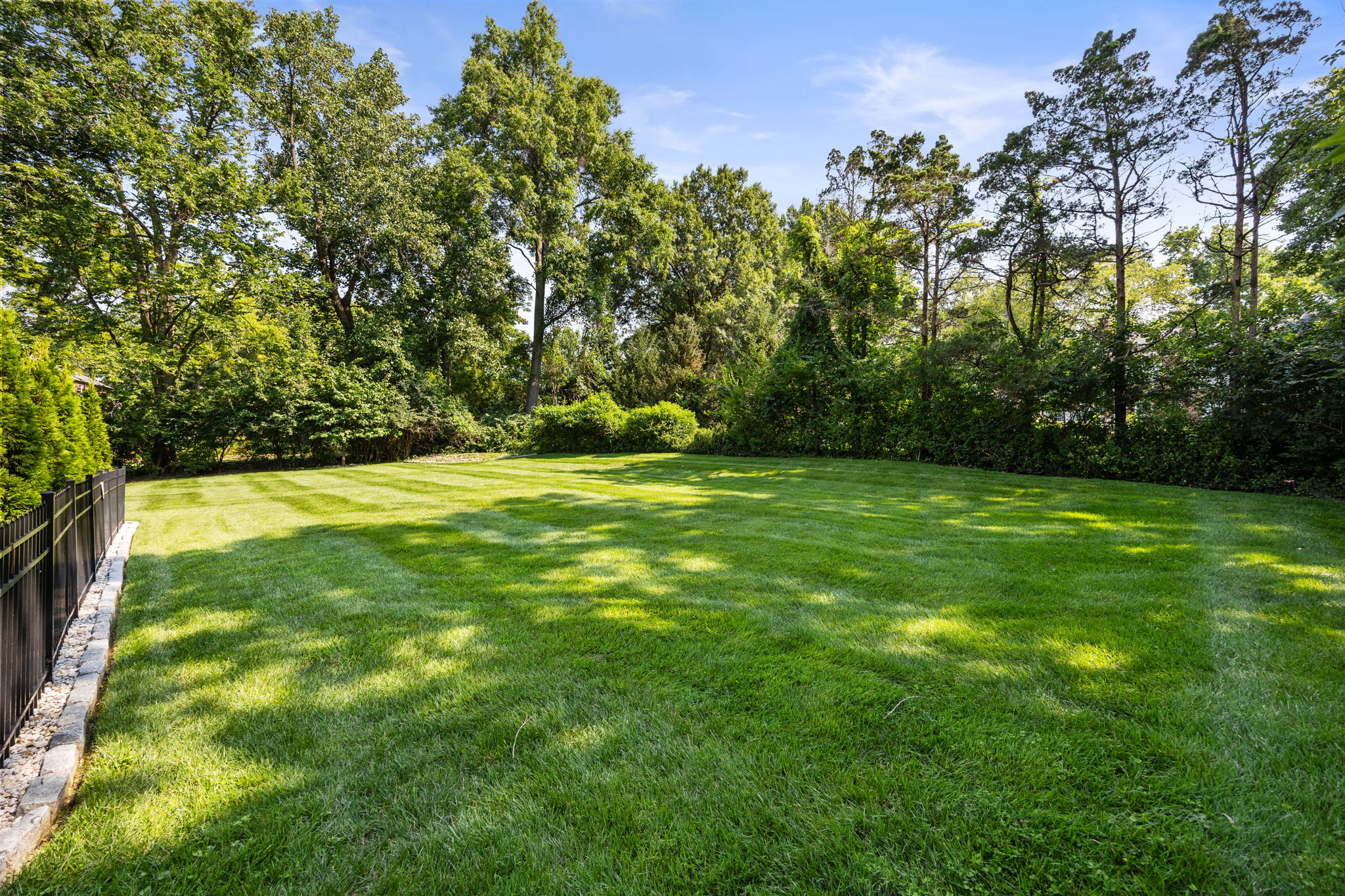  This classic Berkshire home offers curb appeal galore - 物件實景