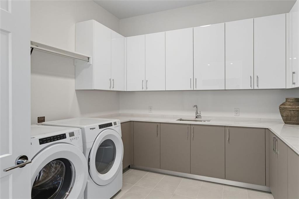 Atlanta, Georgia, 30305, United States, 2 Bedrooms Bedrooms, ,3 BathroomsBathrooms,Residential,For Sale,1979191