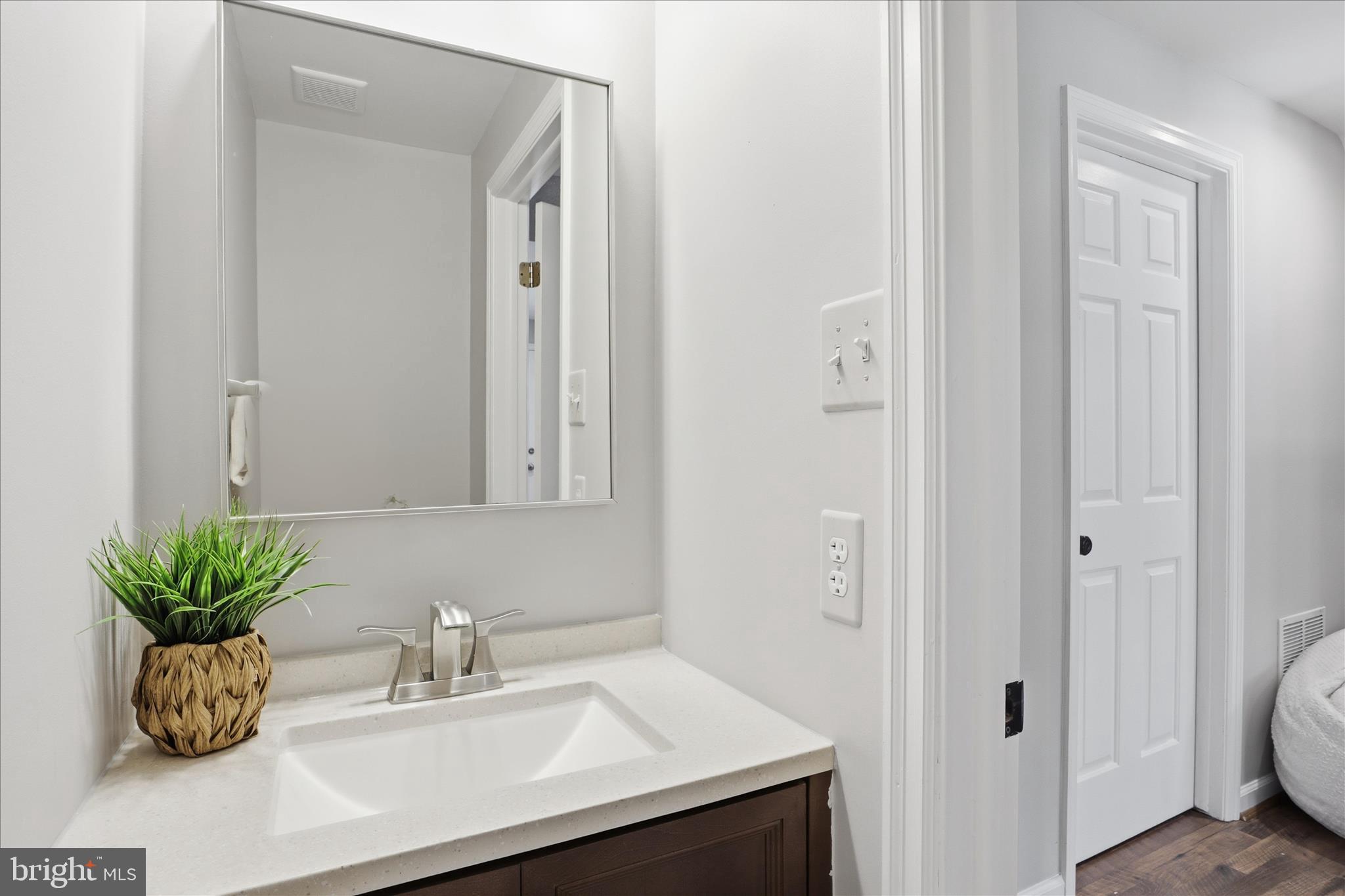 Reston, Virginia, 20194, United States, 2 Bedrooms Bedrooms, ,4 BathroomsBathrooms,Residential,For Sale,2015331