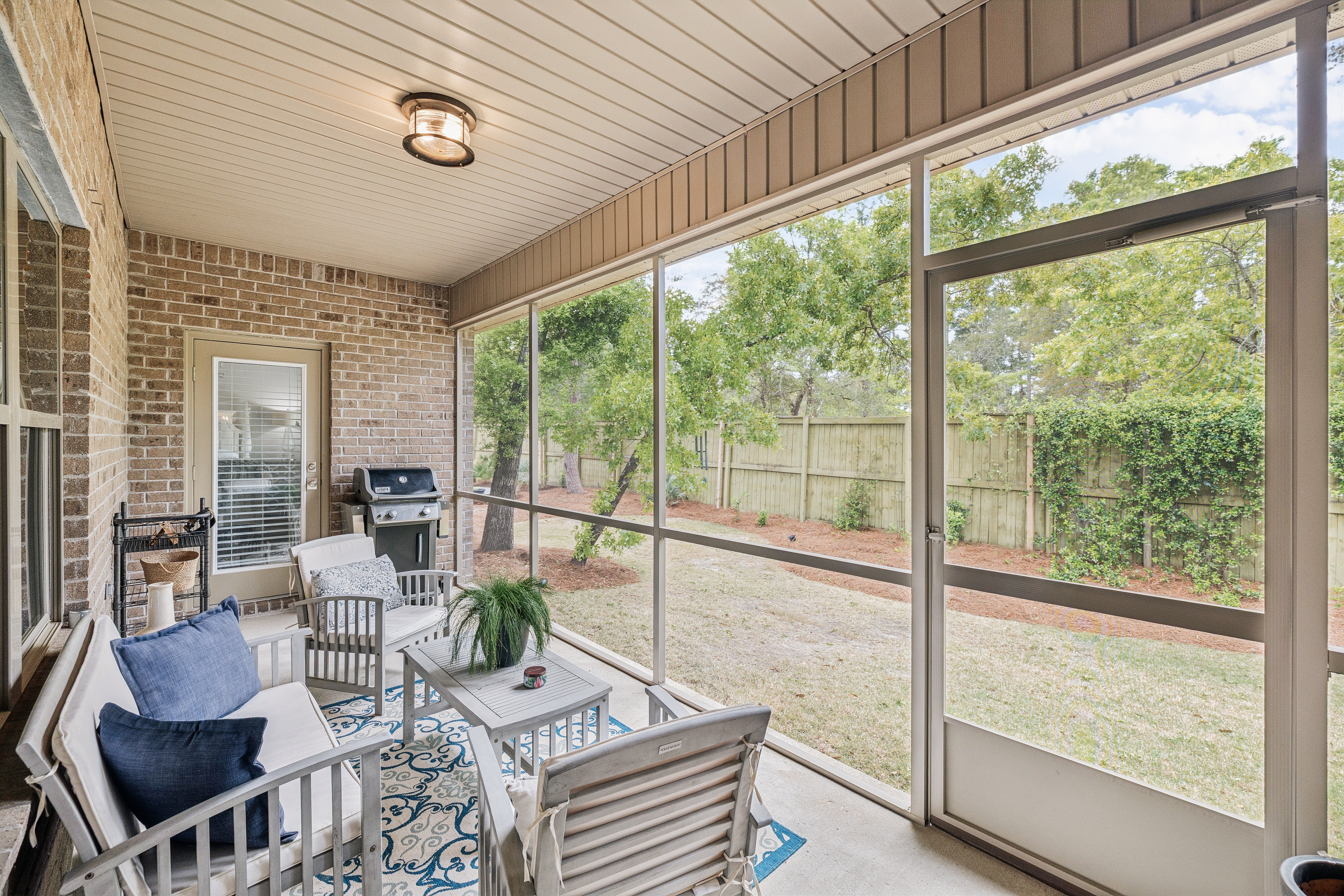  Immaculate, Spacious Single-Level Living Home with Screened Outdoor Living - 物件實景