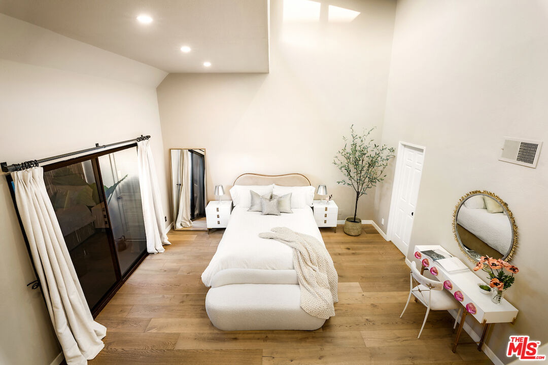 Santa Monica, California, 90403, United States, 2 Bedrooms Bedrooms, ,3 BathroomsBathrooms,Residential,For Sale,1986482