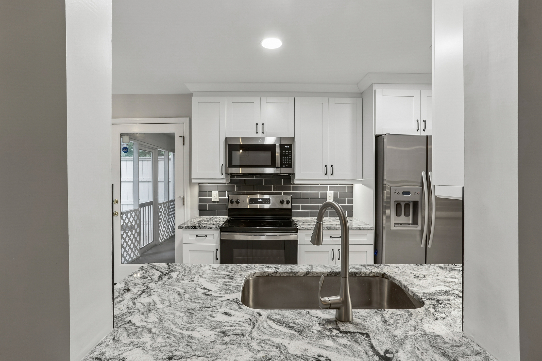  Completely Renovated Move-In Ready End Unit - 物件實景