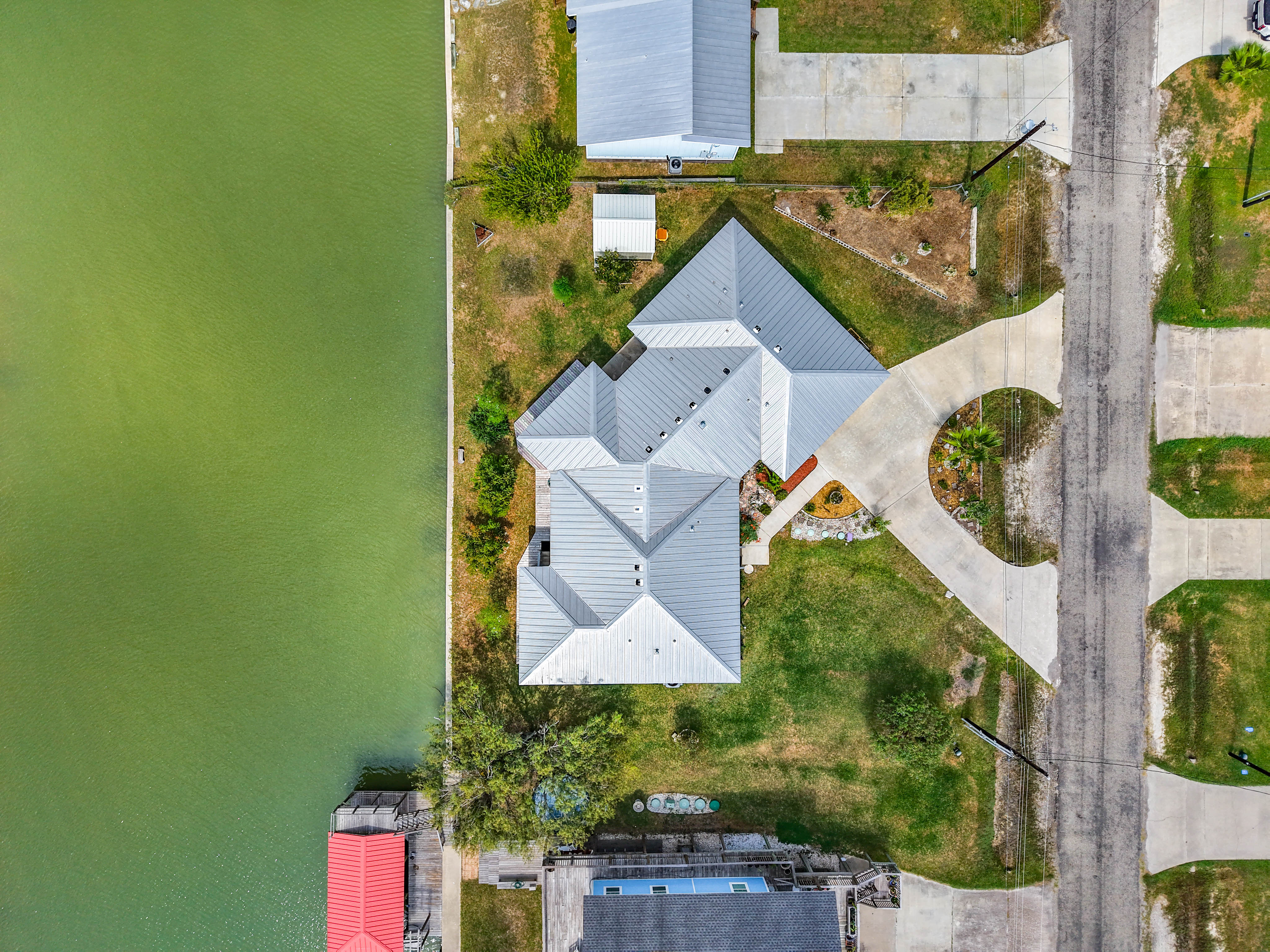  Beautiful Coastal Home on Oversized Lot - 物件實景