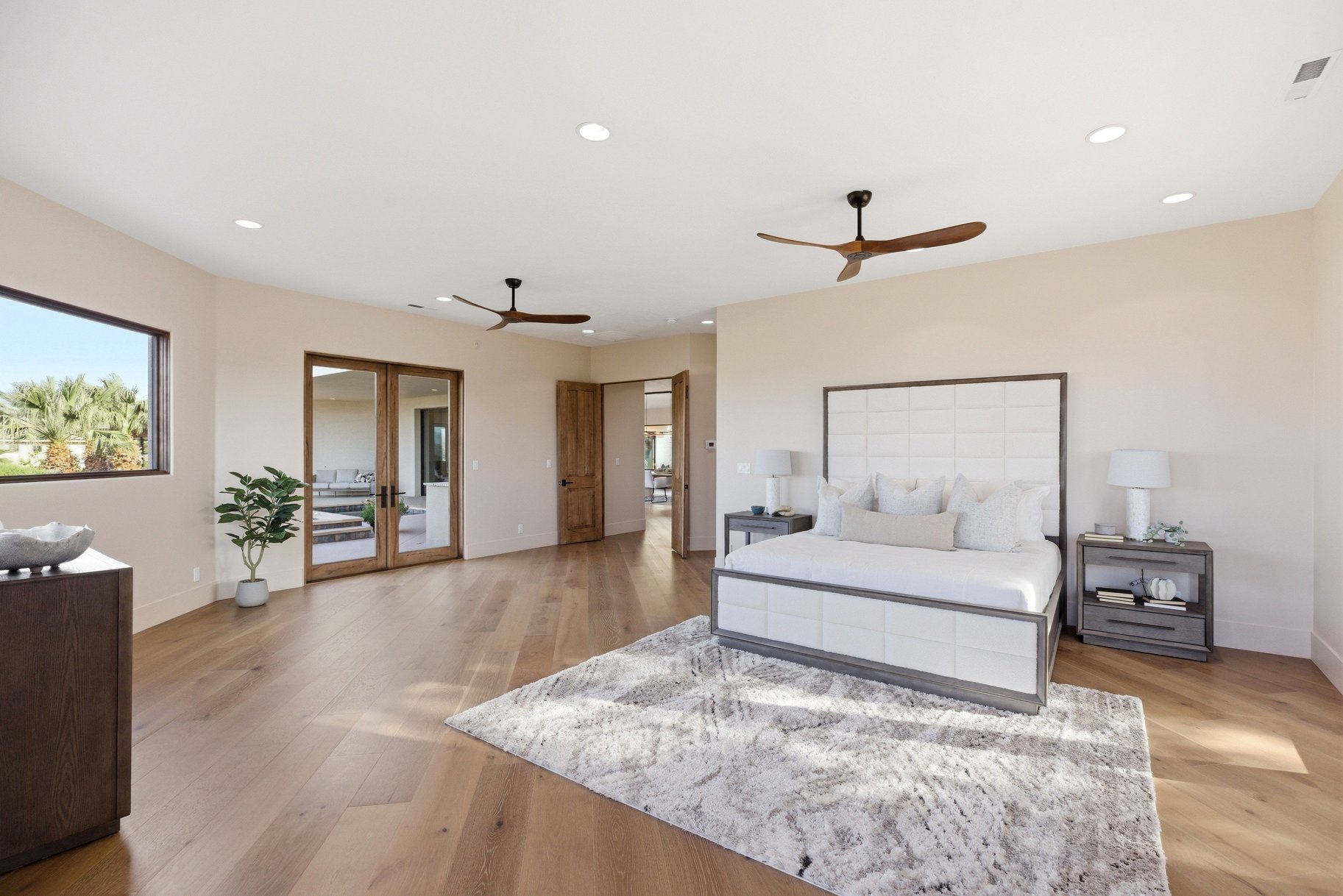  On The edge Of Stone Cliff With Sweeping Stunning City And Mountain Views - 物件實景