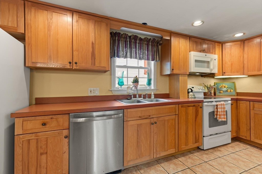 North Attleboro, Massachusetts, 02760, United States, 5 Bedrooms Bedrooms, ,2 BathroomsBathrooms,Residential,For Sale,1939439