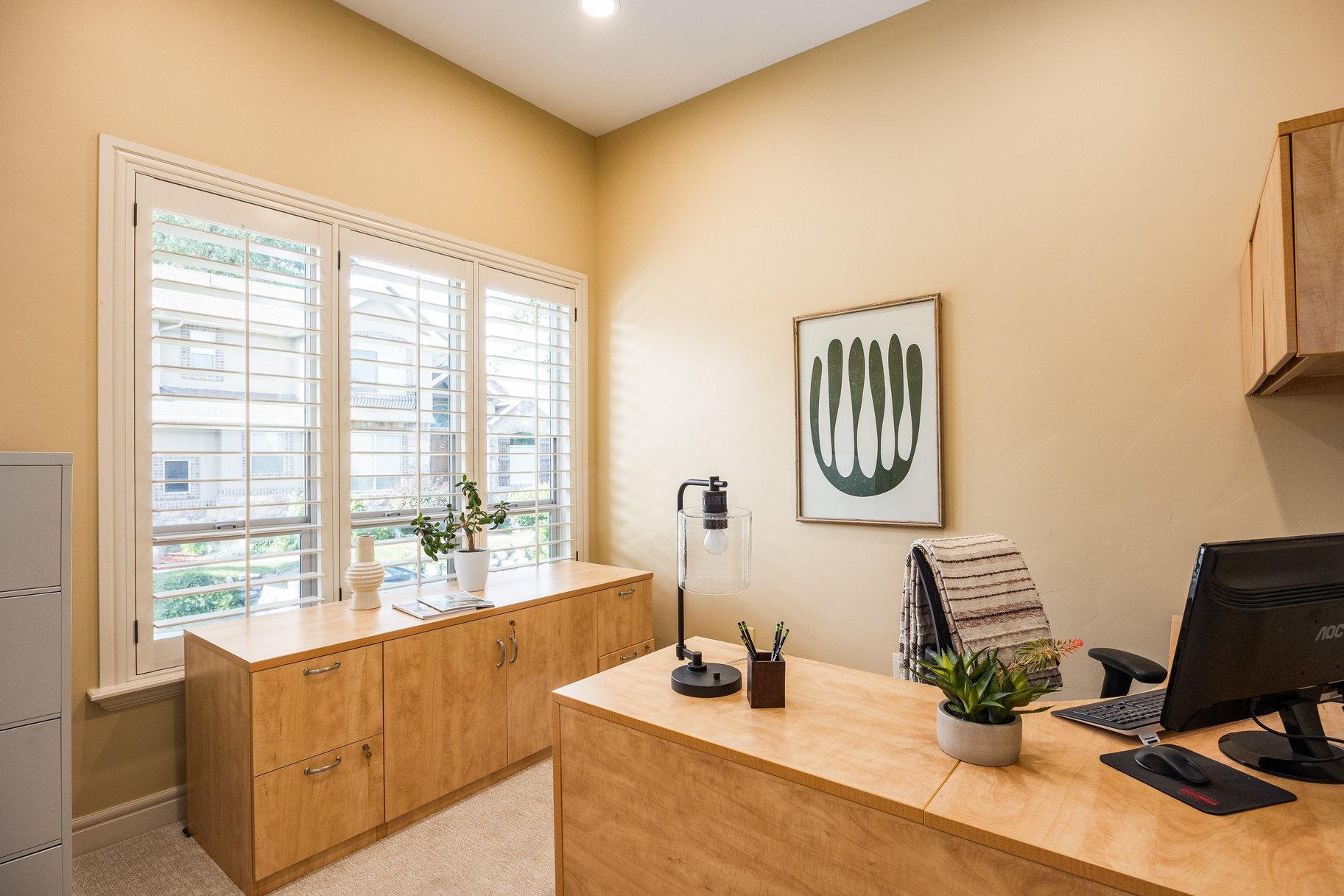  Beautifully Designed Home with a Main-Level Primary & Inviting Outdoor Spaces - 物件實景