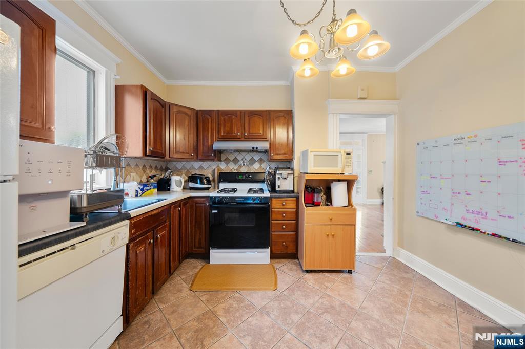 Fort Lee, New Jersey, 07024, United States, 4 Bedrooms Bedrooms, ,3 BathroomsBathrooms,Residential,For Sale,1850035