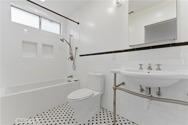 Los Angeles, California, 90043, United States, 3 Bedrooms Bedrooms, ,3 BathroomsBathrooms,Residential,For Sale,2049255
