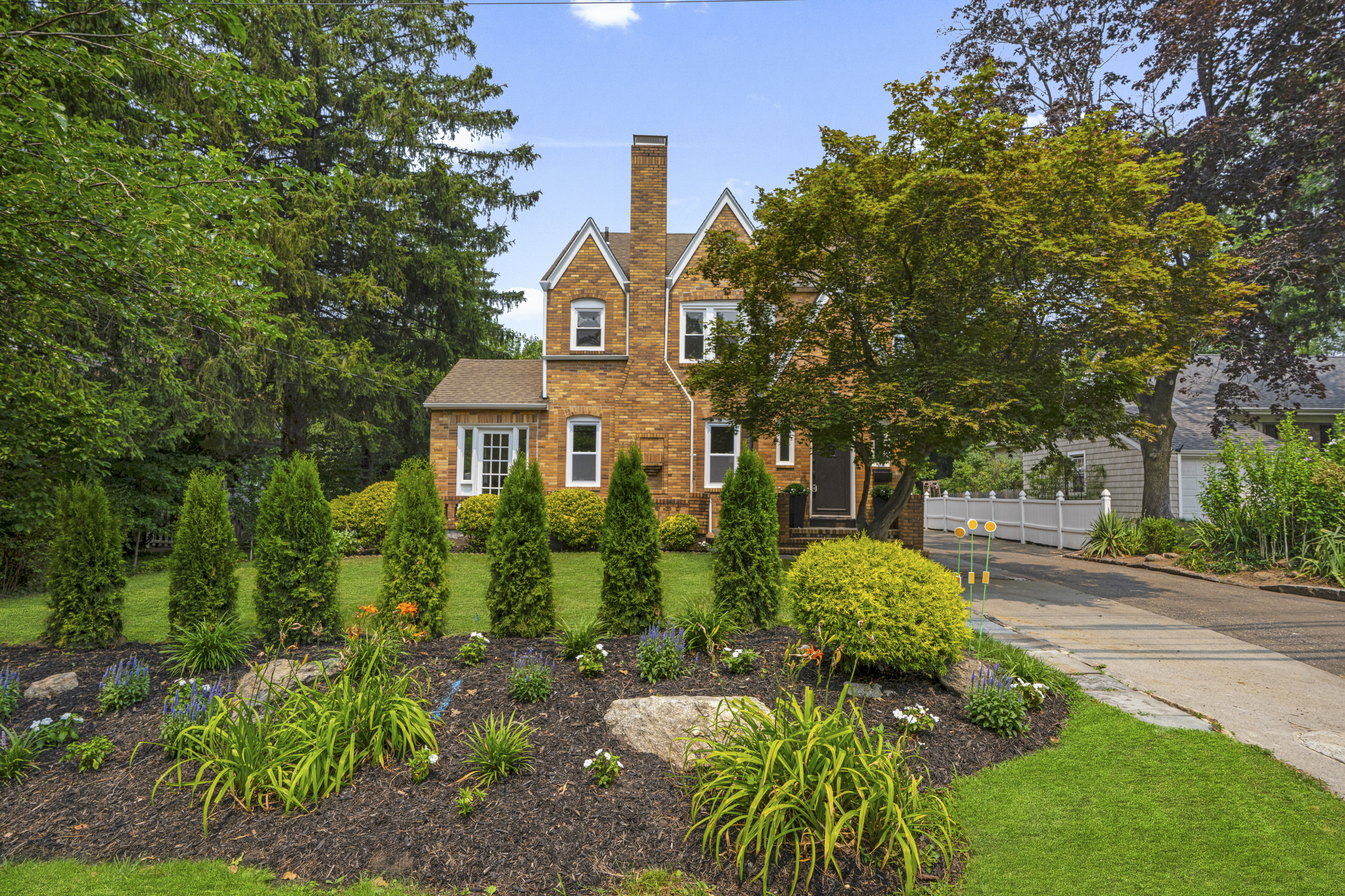  Charming English Cottage Brick Colonial in Scarsdale - 物件實景