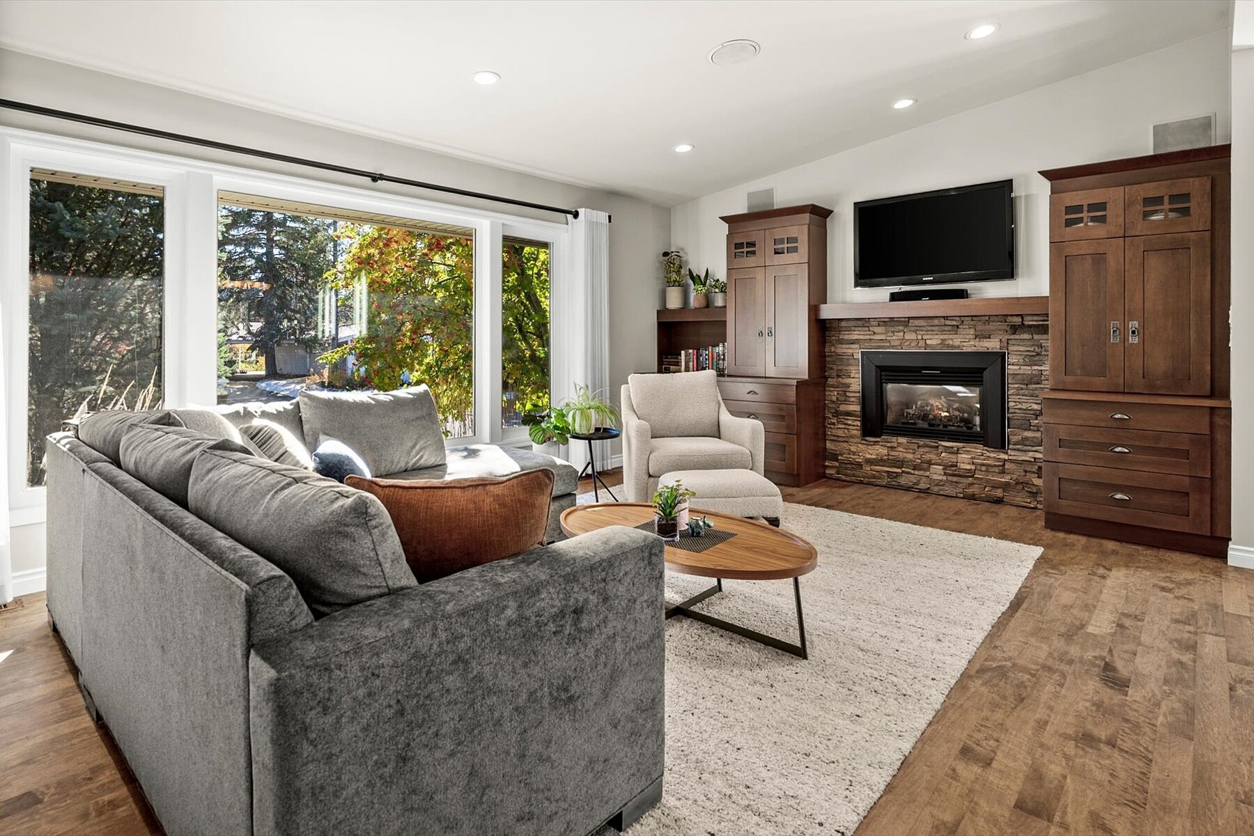  6526 Laurentian Way SW - 物件實景