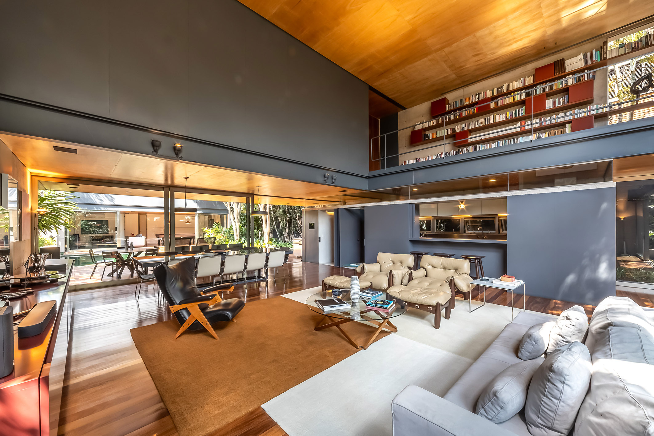  Contemporary home with open layout and outdoor living surrounded by greenery - 物件實景