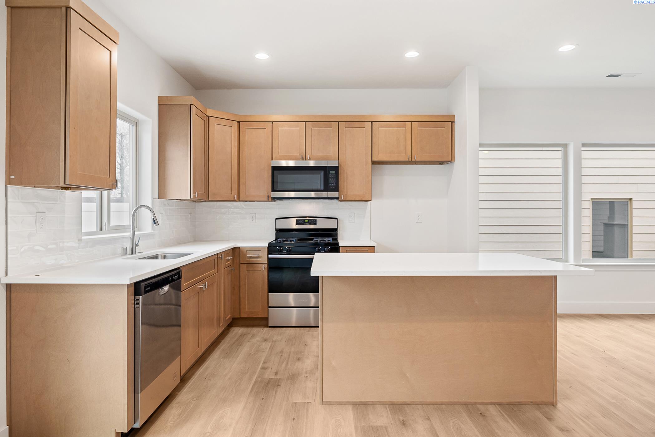 Kennewick, Washington, 99337, United States, 5 Bedrooms Bedrooms, ,Residential,For Sale,1940850