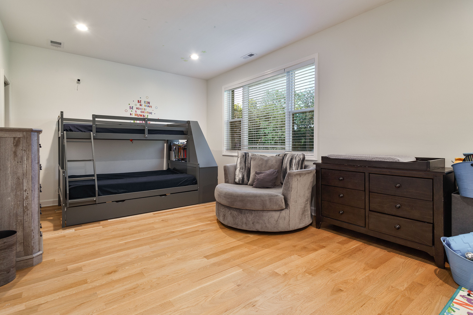 Chicago, Illinois, 60651, United States, 5 Bedrooms Bedrooms, ,6 BathroomsBathrooms,Residential,For Sale,1988146