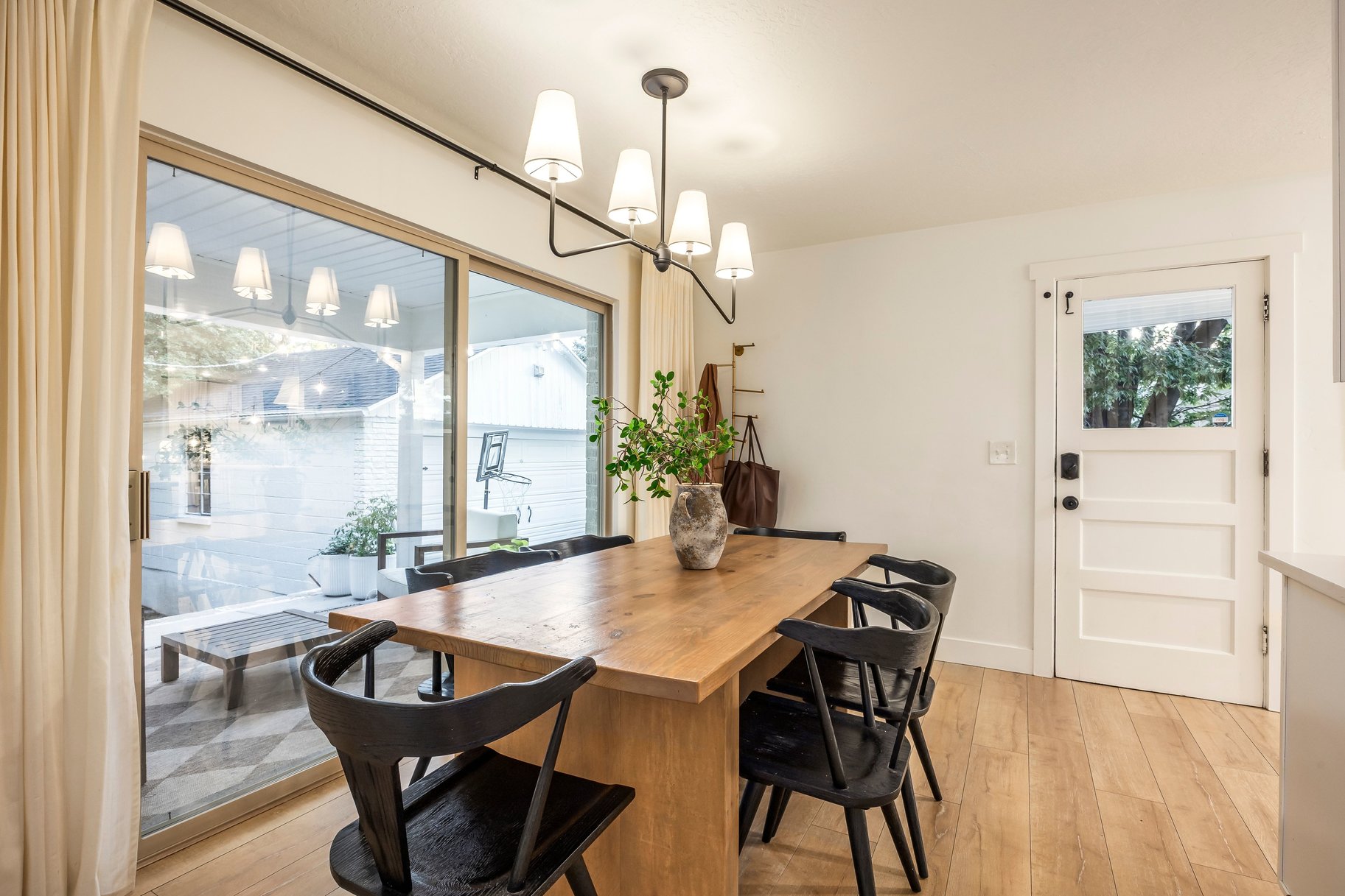  Remodeled Rambler with Outside Basement Entrance - 物件實景