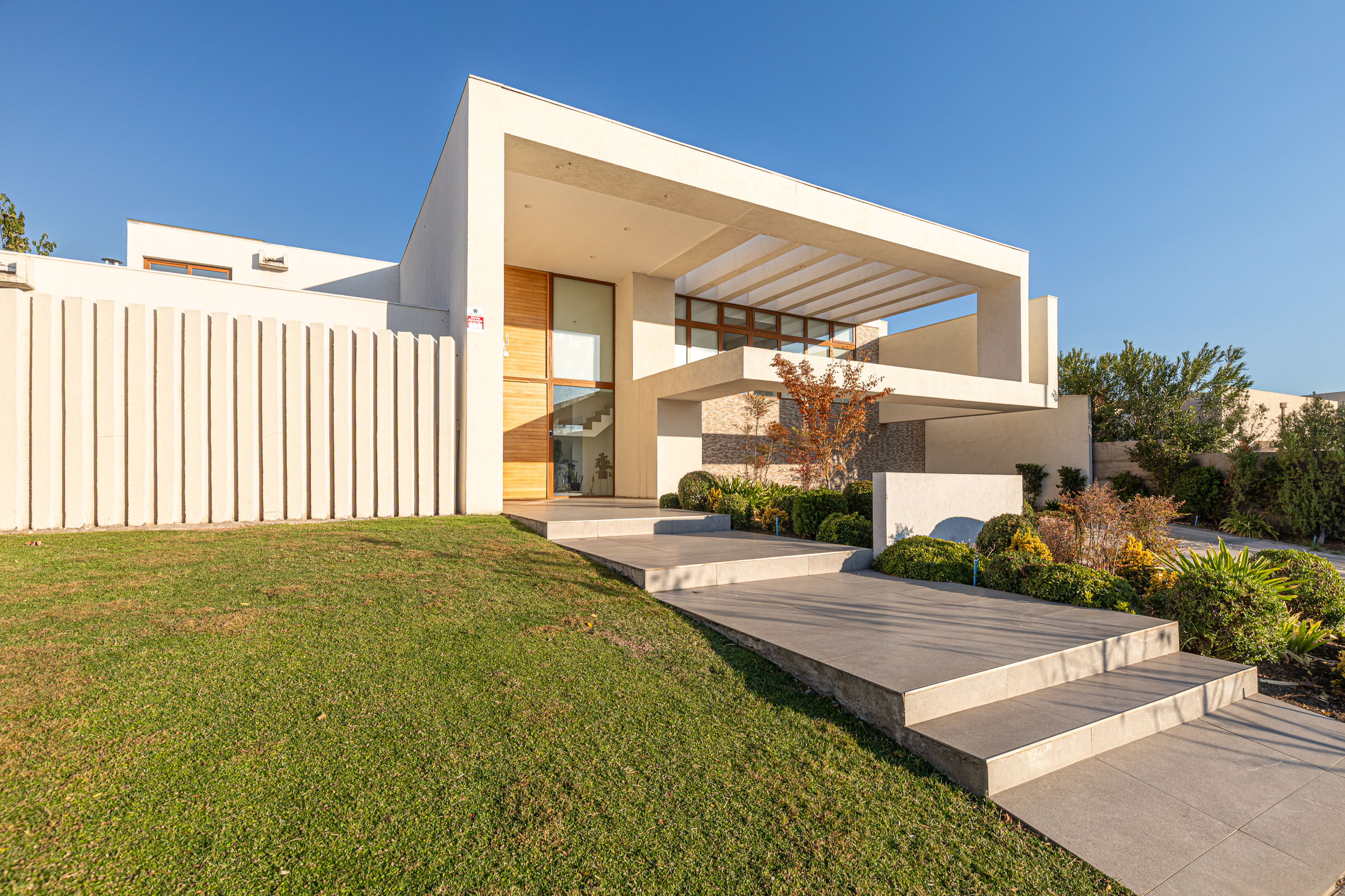  Mediterranean-style home with a barbecue are and swimming pool - 物件實景
