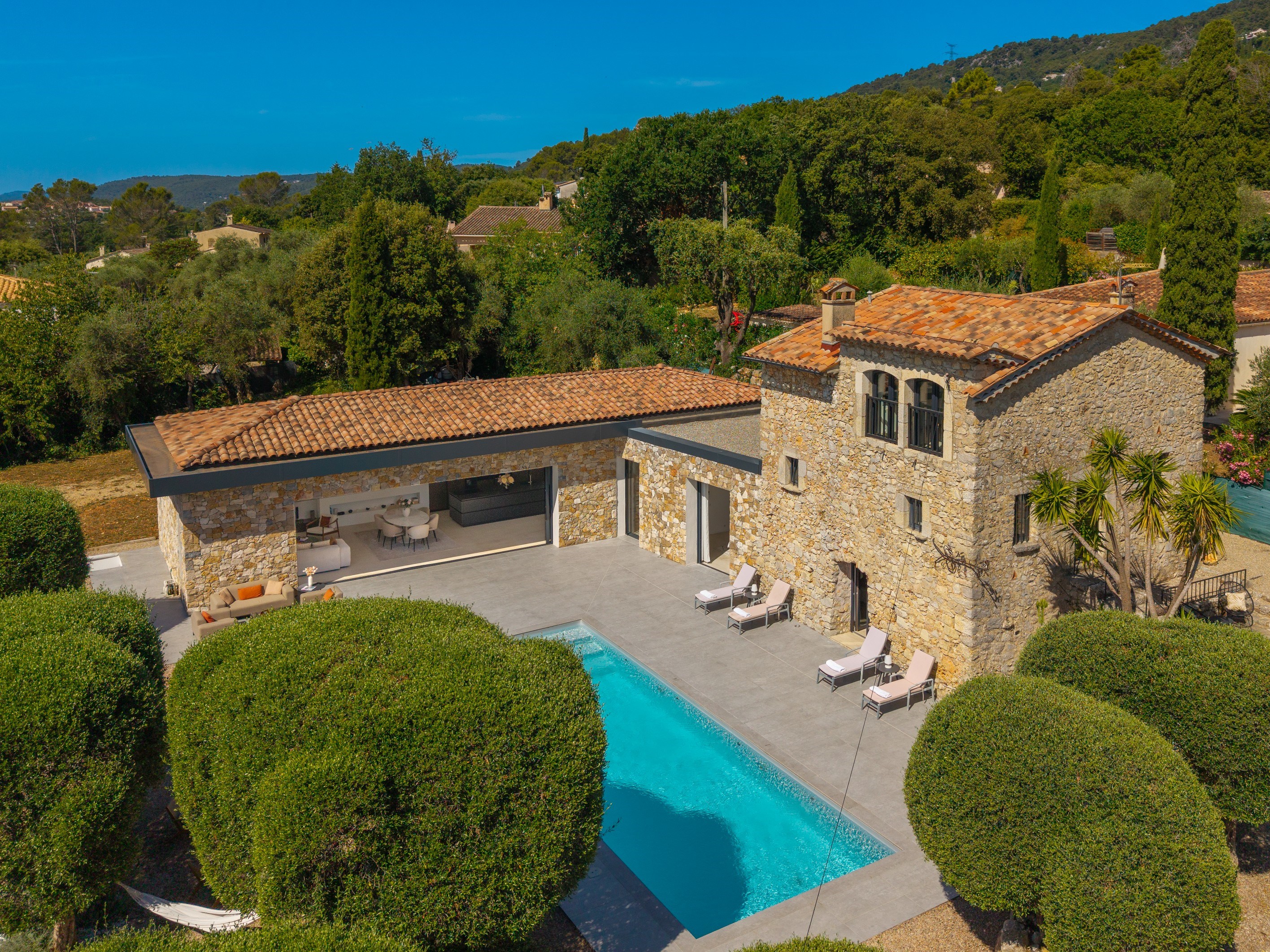  French Riviera estate combining modern architecture and historic stone charm - 物件實景