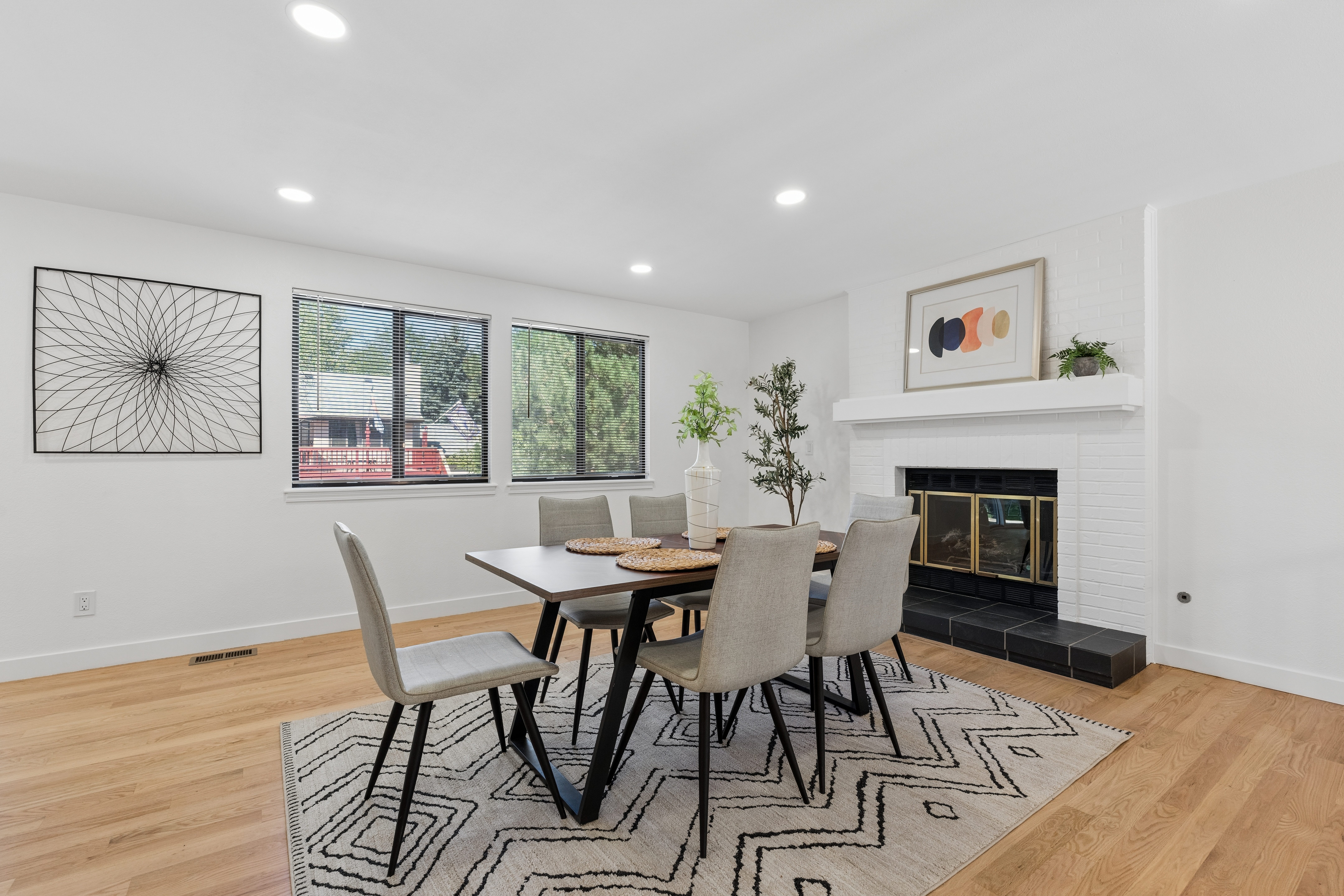  Completely reimagined, refreshed, and ready, this charming home on quiet street - 物件實景