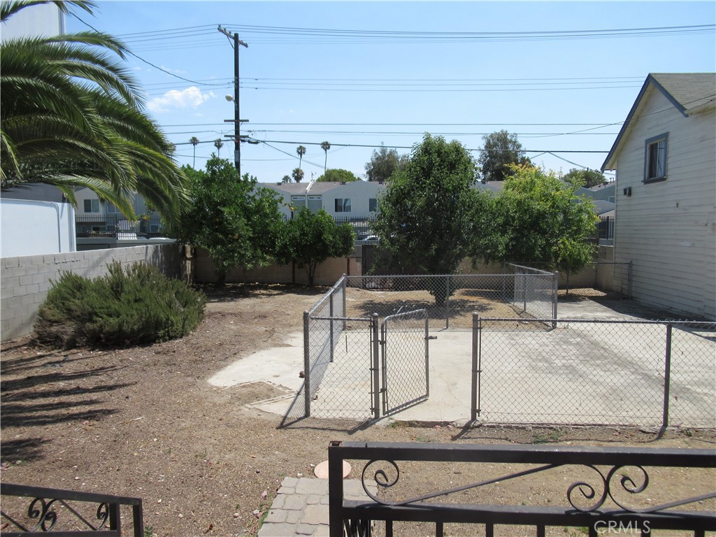 Los Angeles, California, 90018, United States, 4 Bedrooms Bedrooms, ,2 BathroomsBathrooms,Residential,For Sale,1941625