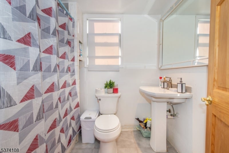 Newark City, New Jersey, 07112, United States, ,3 BathroomsBathrooms,Residential,For Sale,1982998