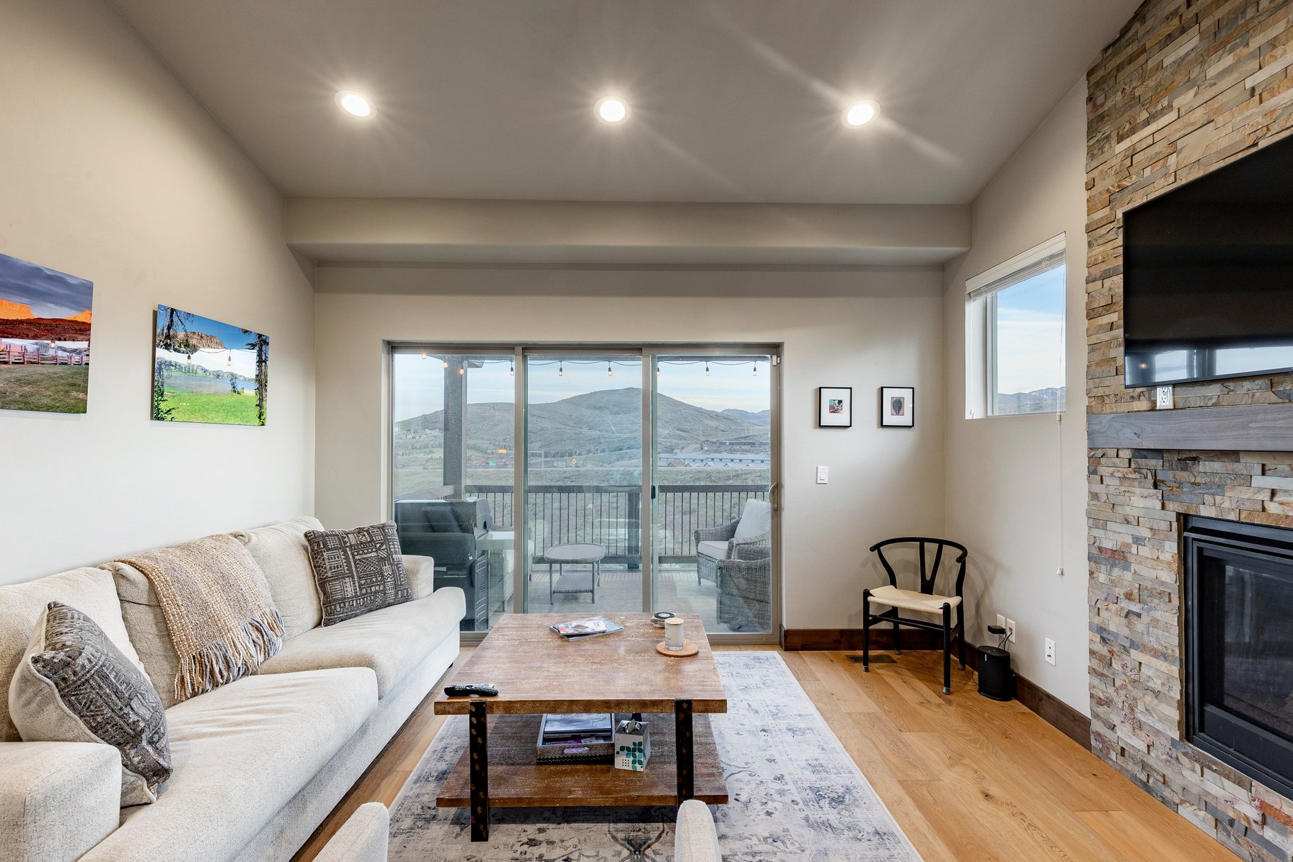  Stunning End-Unit Townhome With Loads of Natural Light - 物件實景