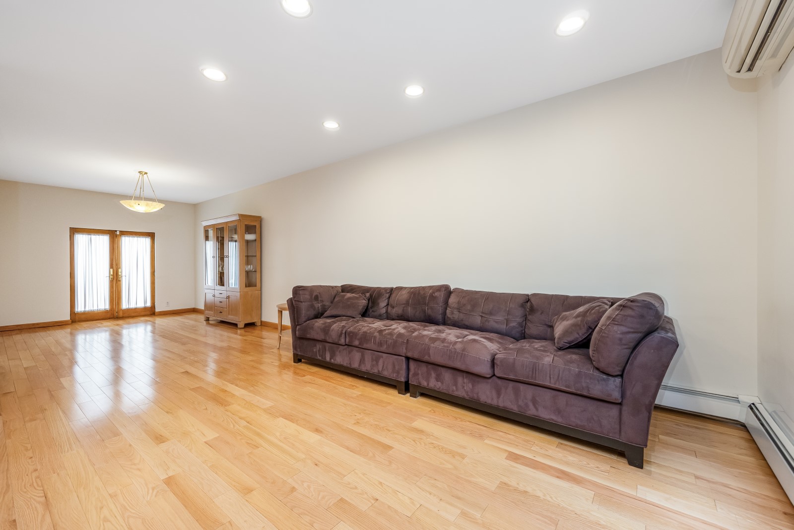 Middle Village, New York, 11379, United States, 3 Bedrooms Bedrooms, ,2 BathroomsBathrooms,Residential,For Sale,1941665