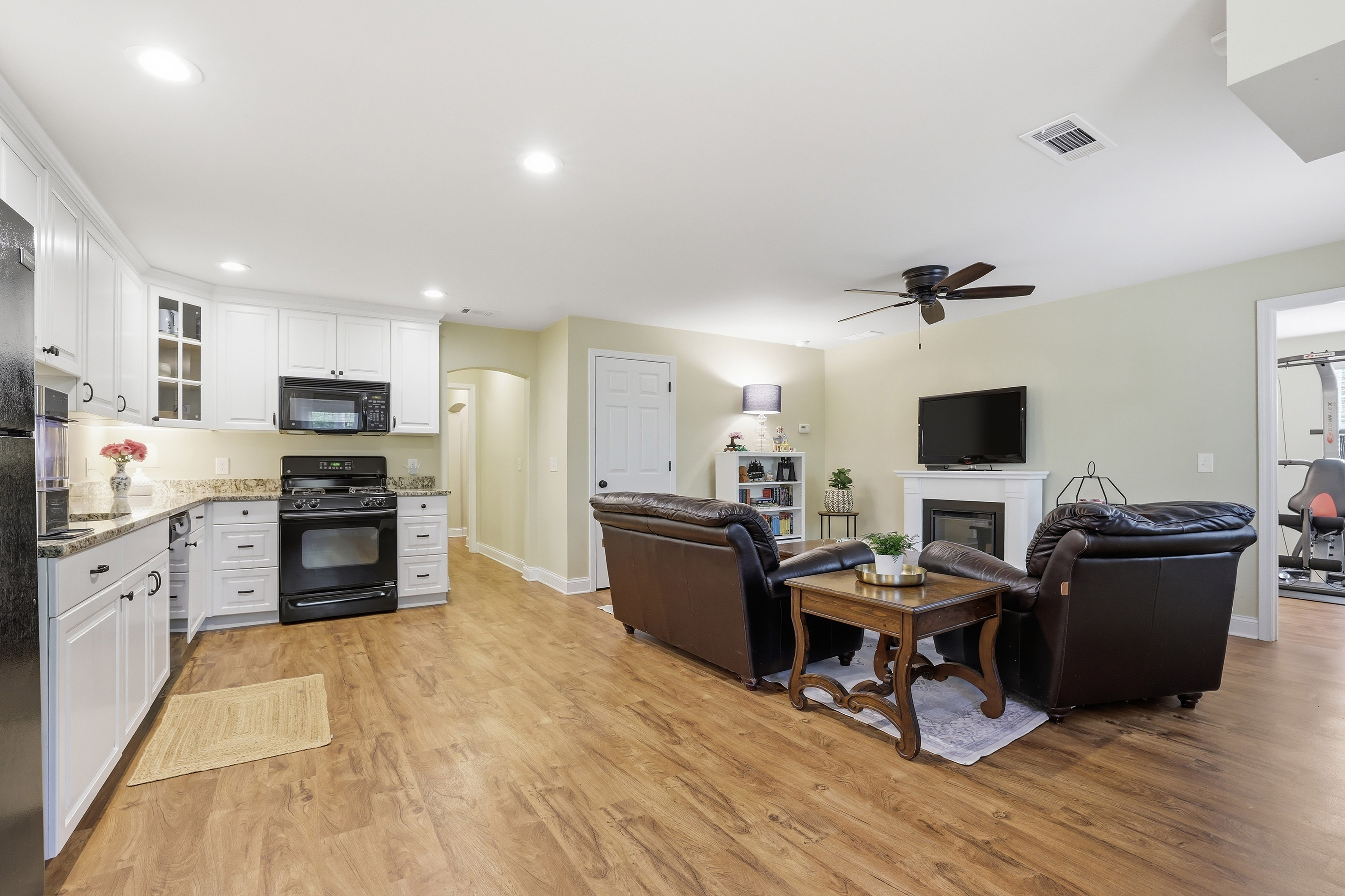  Classic Beauty in Amenity-rich Parkstone Community - 物件實景