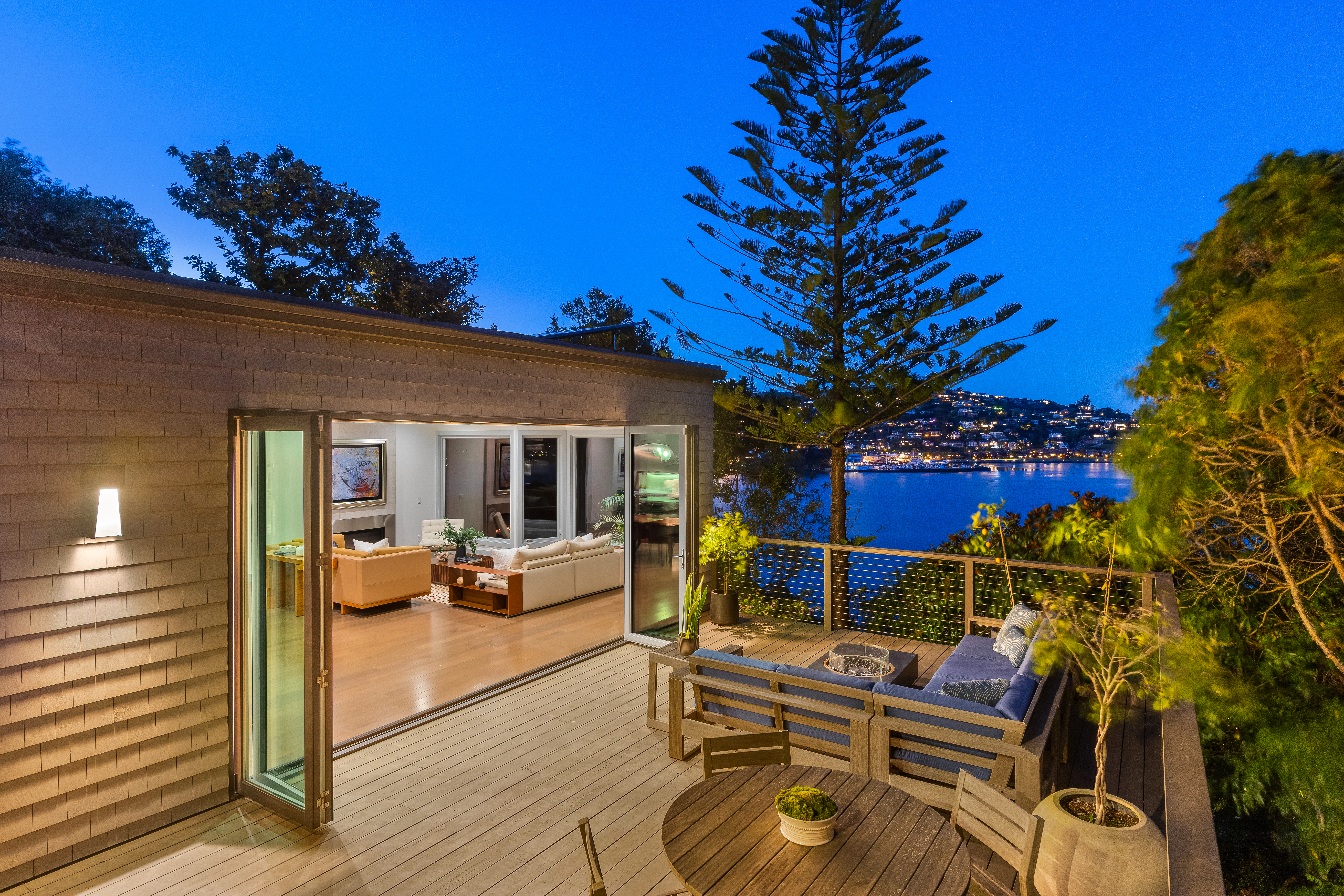  Coastal Living on Coveted Beach Road - 物件實景