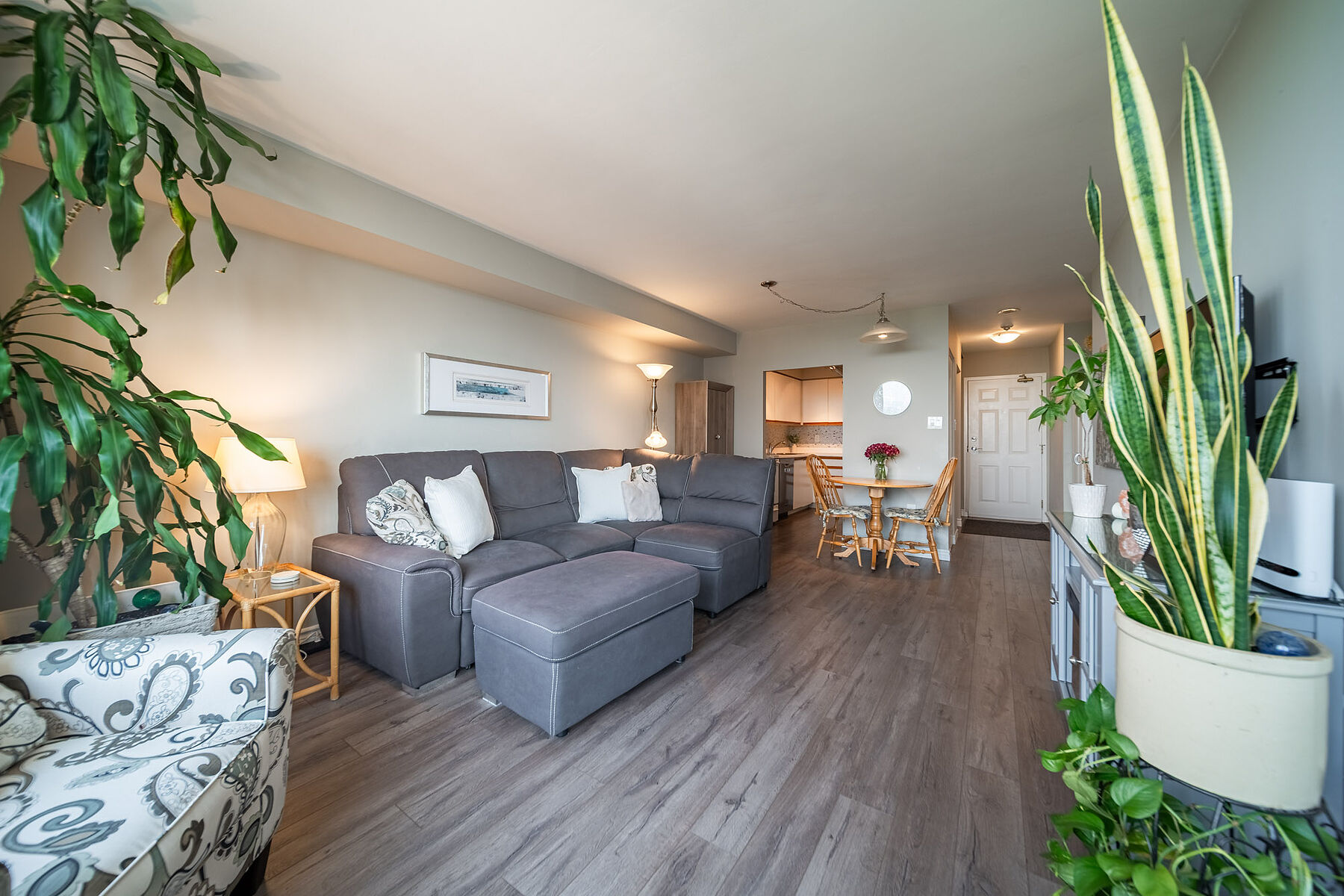  Downtown Burlington Condo - 物件實景