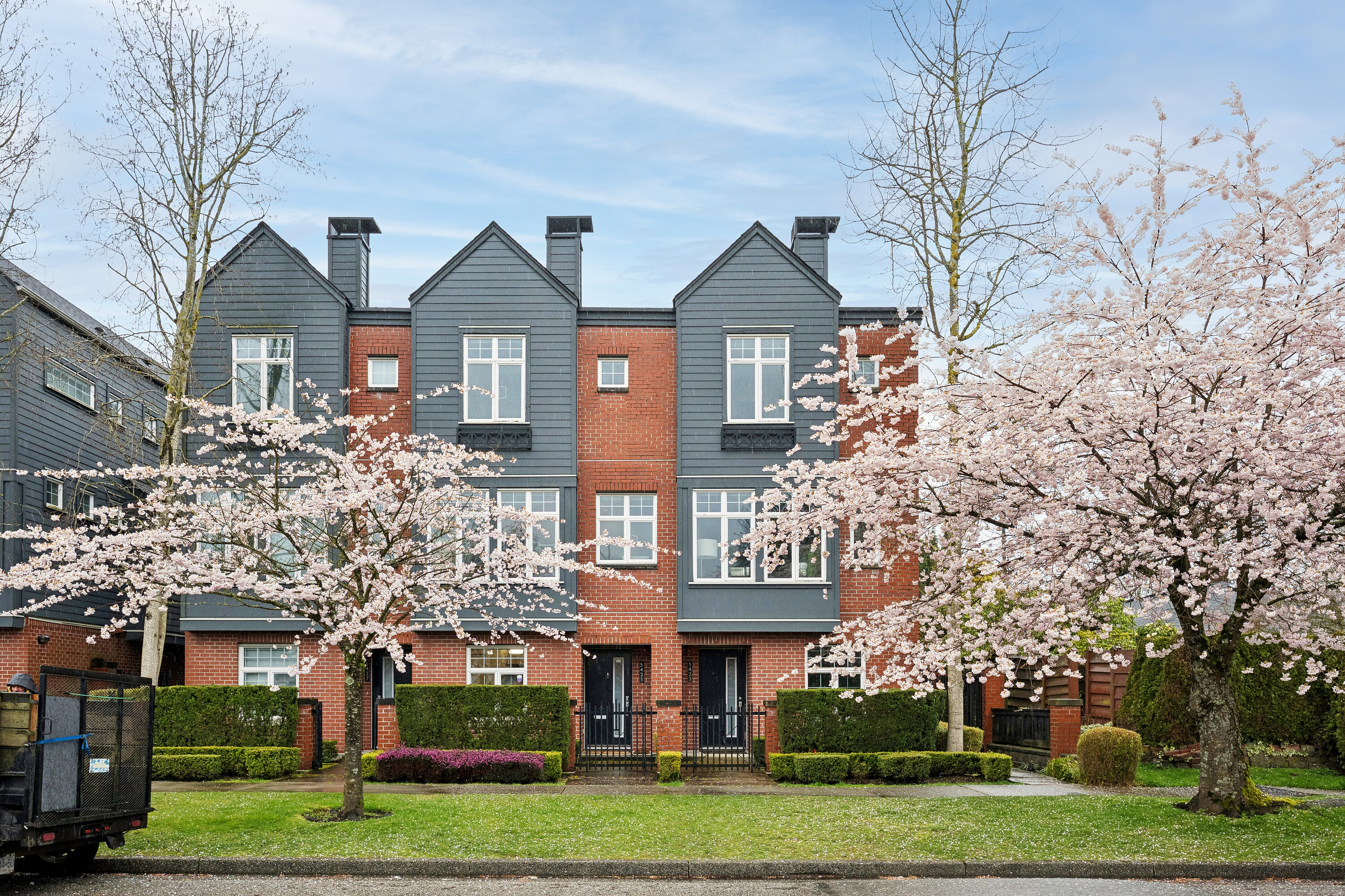  Elevated End-Unit Townhome - 物件實景