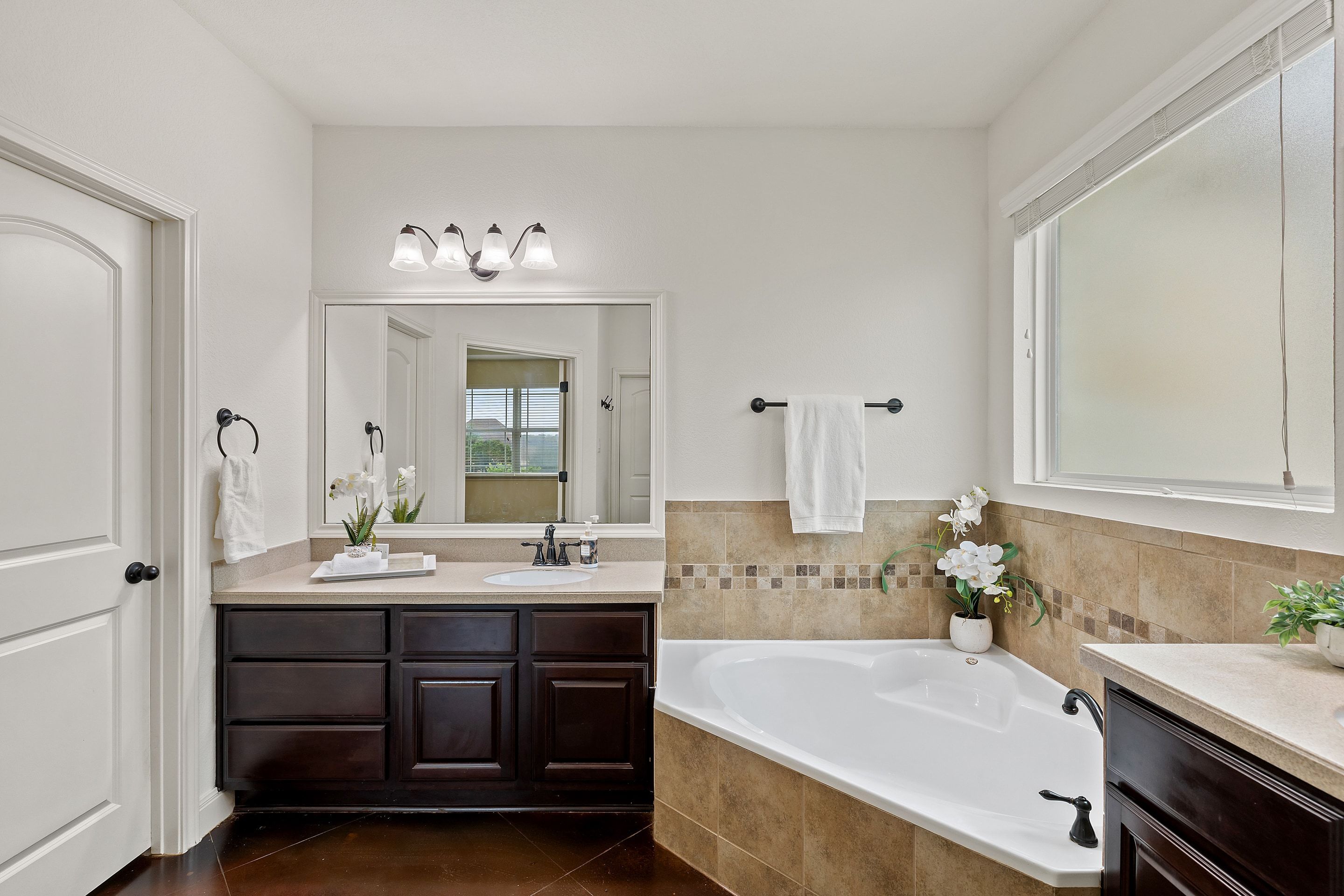  Beautiful Dripping Springs 1-Story on 2 Level Acres with Barn in Chama Trace - 物件實景