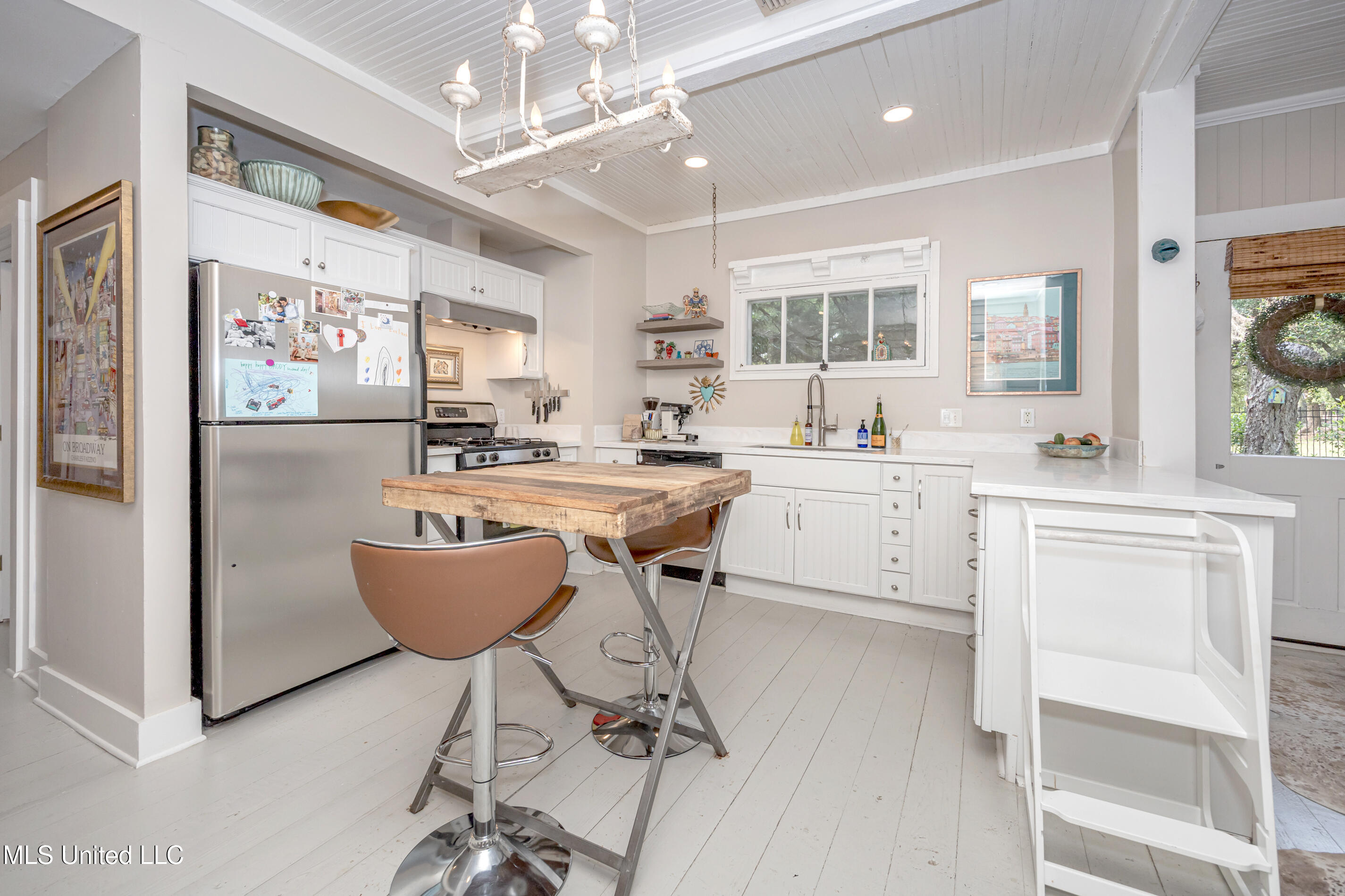 Ocean Springs, Mississippi, 39564, United States, 3 Bedrooms Bedrooms, ,2 BathroomsBathrooms,Residential,For Sale,1987573