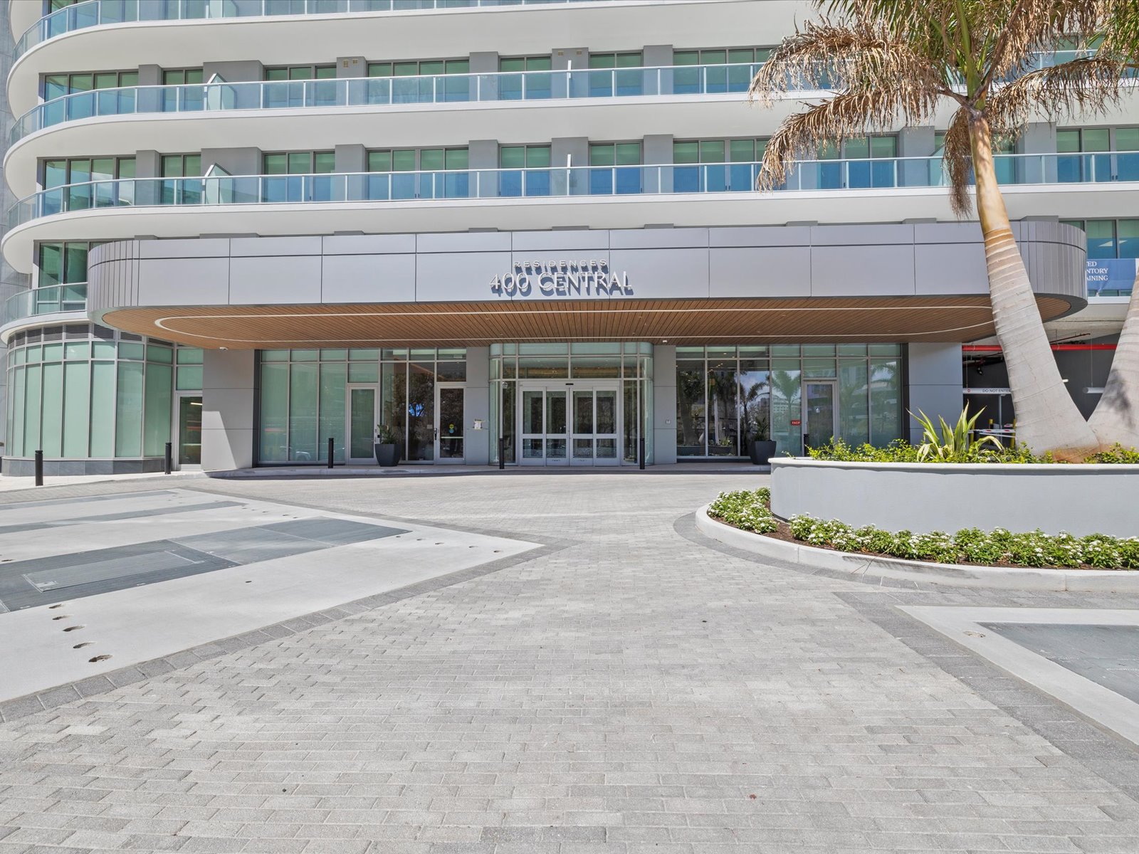 ST Petersburg, Florida, 33701, United States, 2 Bedrooms Bedrooms, ,3 BathroomsBathrooms,Residential,For Sale,2049072