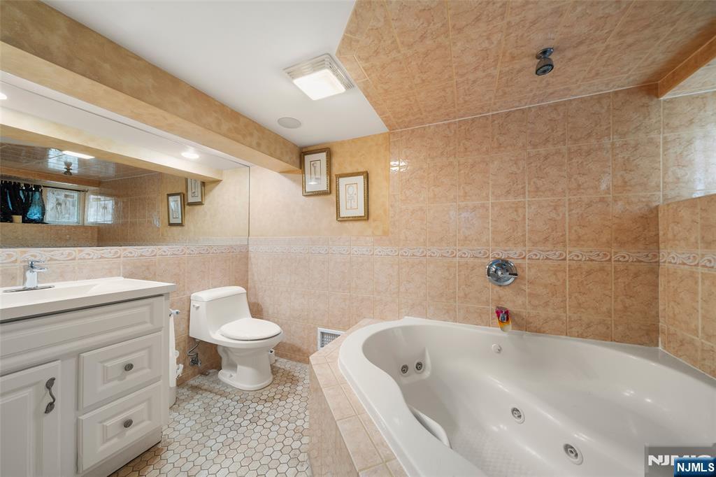 Fort Lee, New Jersey, 07024, United States, 4 Bedrooms Bedrooms, ,3 BathroomsBathrooms,Residential,For Sale,1850035