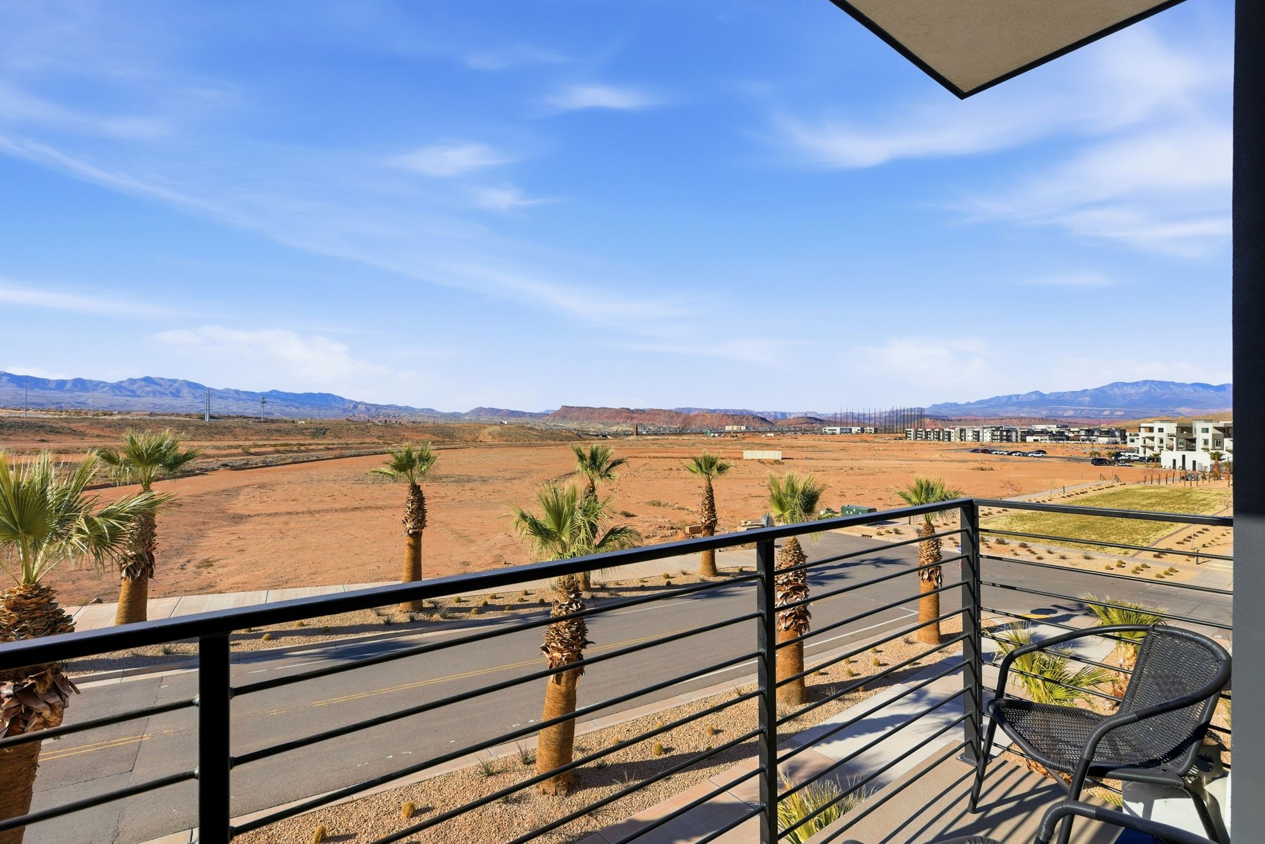  Top-Floor Desert Color Retreat With Lagoon Access & Views - 物件實景