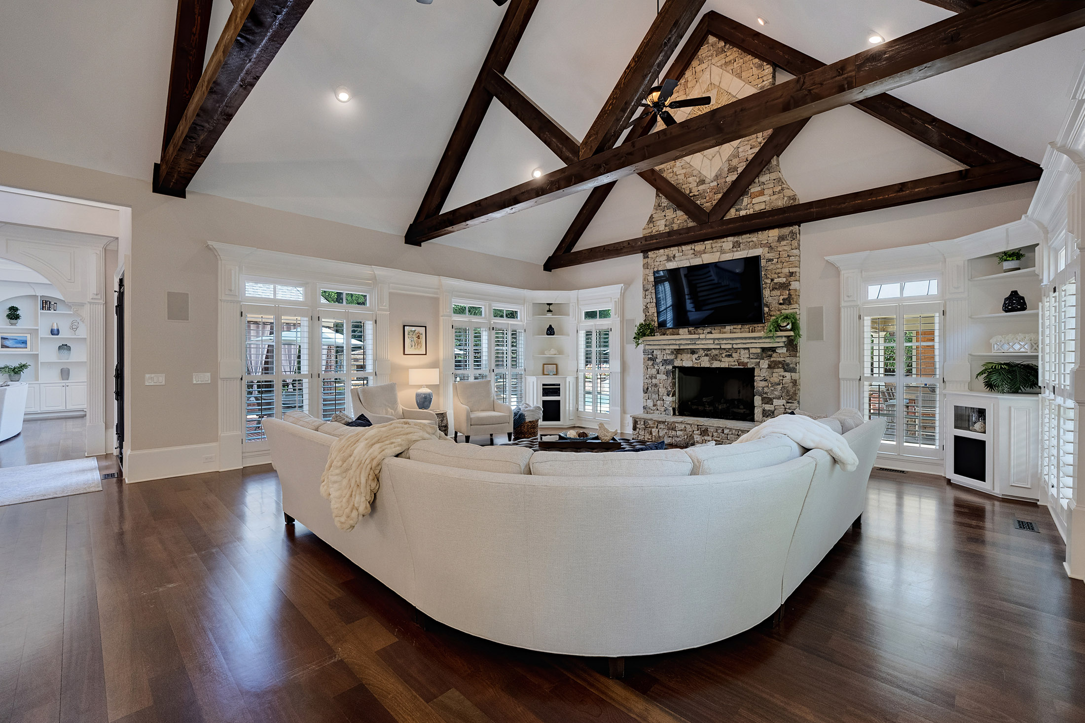  Impressive Brick Estate on a Private Wooded 1+/- Acre Lot in The Manor - 物件實景