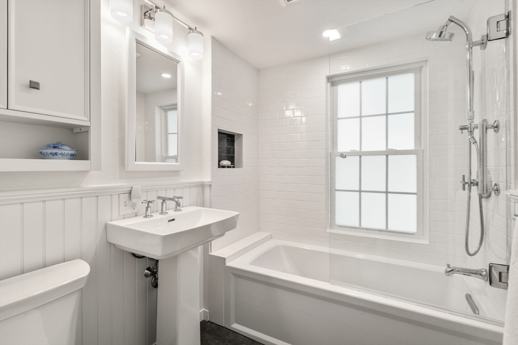 Cambridge, Massachusetts, 02139, United States, 3 Bedrooms Bedrooms, ,2 BathroomsBathrooms,Residential,For Sale,1940619