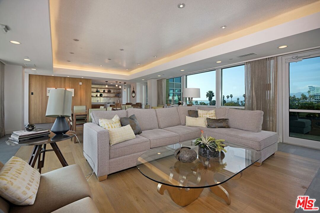 Santa Monica, California, 90401, United States, 2 Bedrooms Bedrooms, ,2 BathroomsBathrooms,Residential,For Sale,2001911