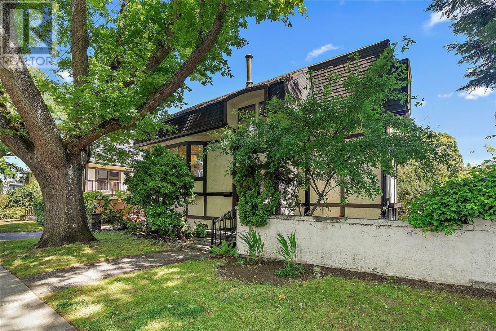 VICTORIA, British Columbia, V8S 1Z5, CA, 3 Bedrooms Bedrooms, ,2 BathroomsBathrooms,Residential,For Sale,1885281