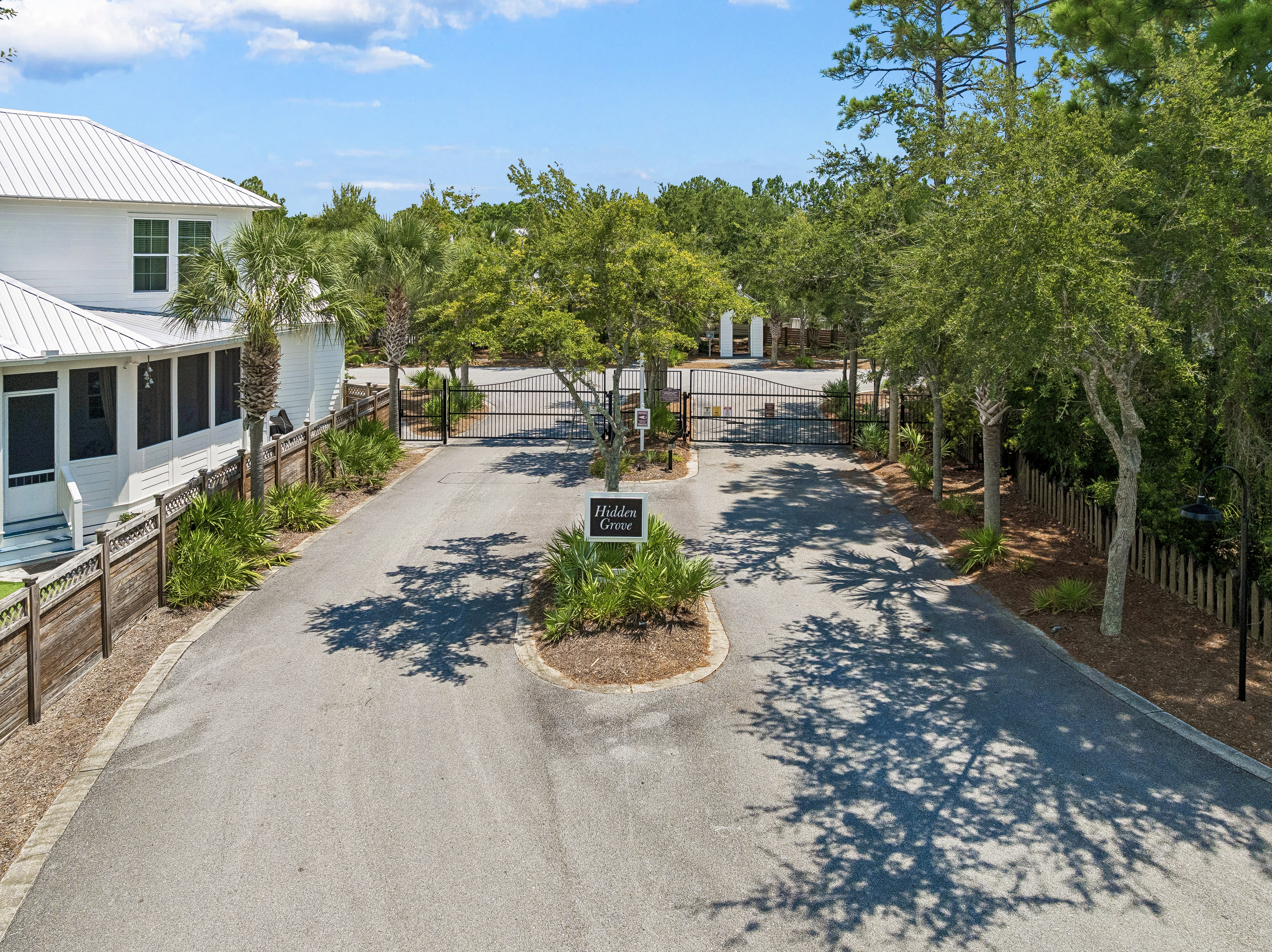  Spacious Newer-Build Home With Wraparound Porch On Gated Community Corner Lot - 物件實景